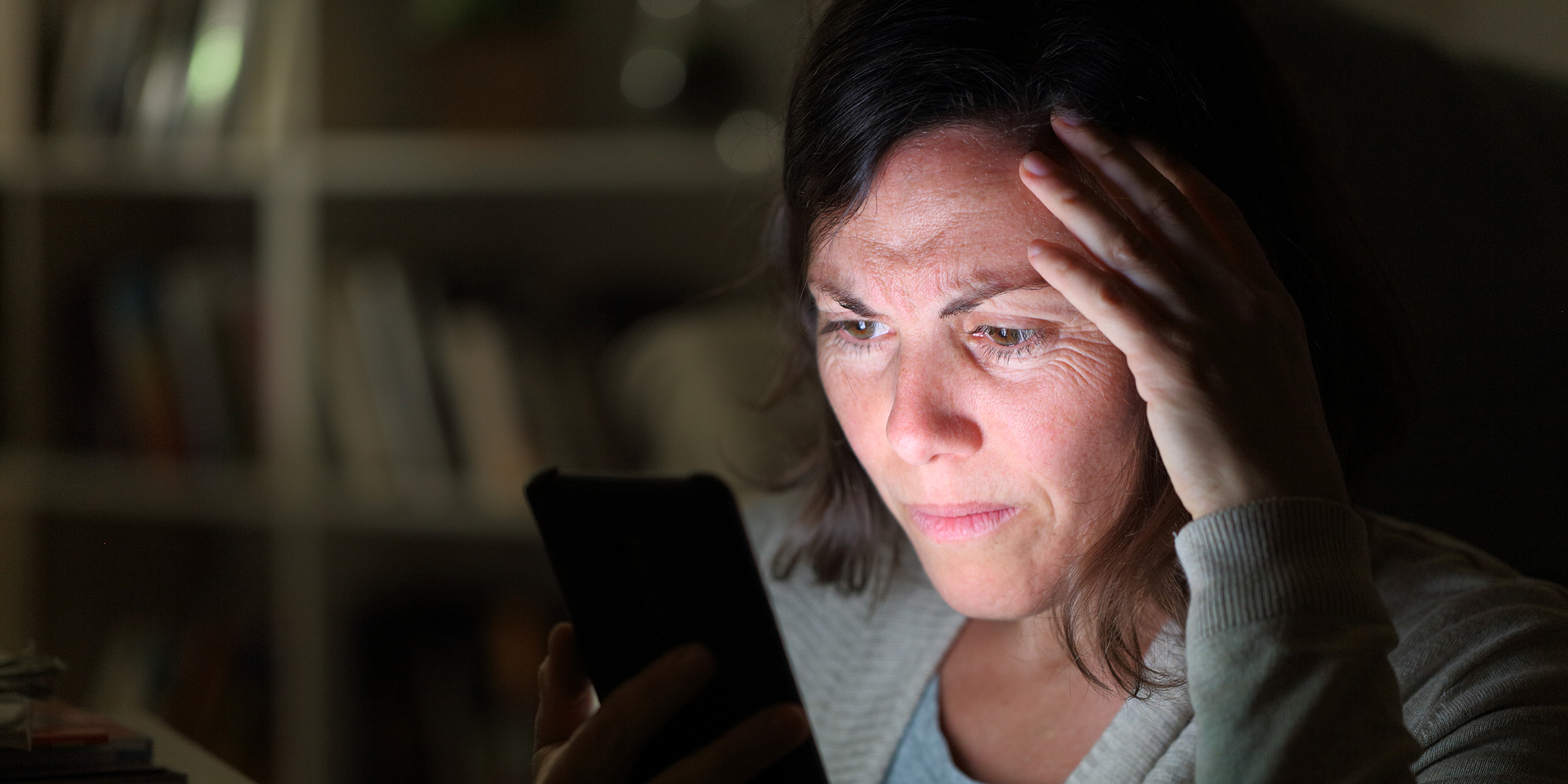 Una mujer leyendo un texto | Fuente: Shutterstock