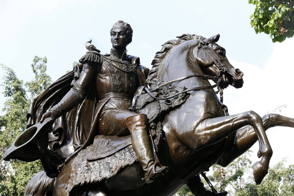 Estatua de Simón Bolívar con paloma en el hombro en el centro de Caracas, Venezuela. | Fuent: Shutterstock