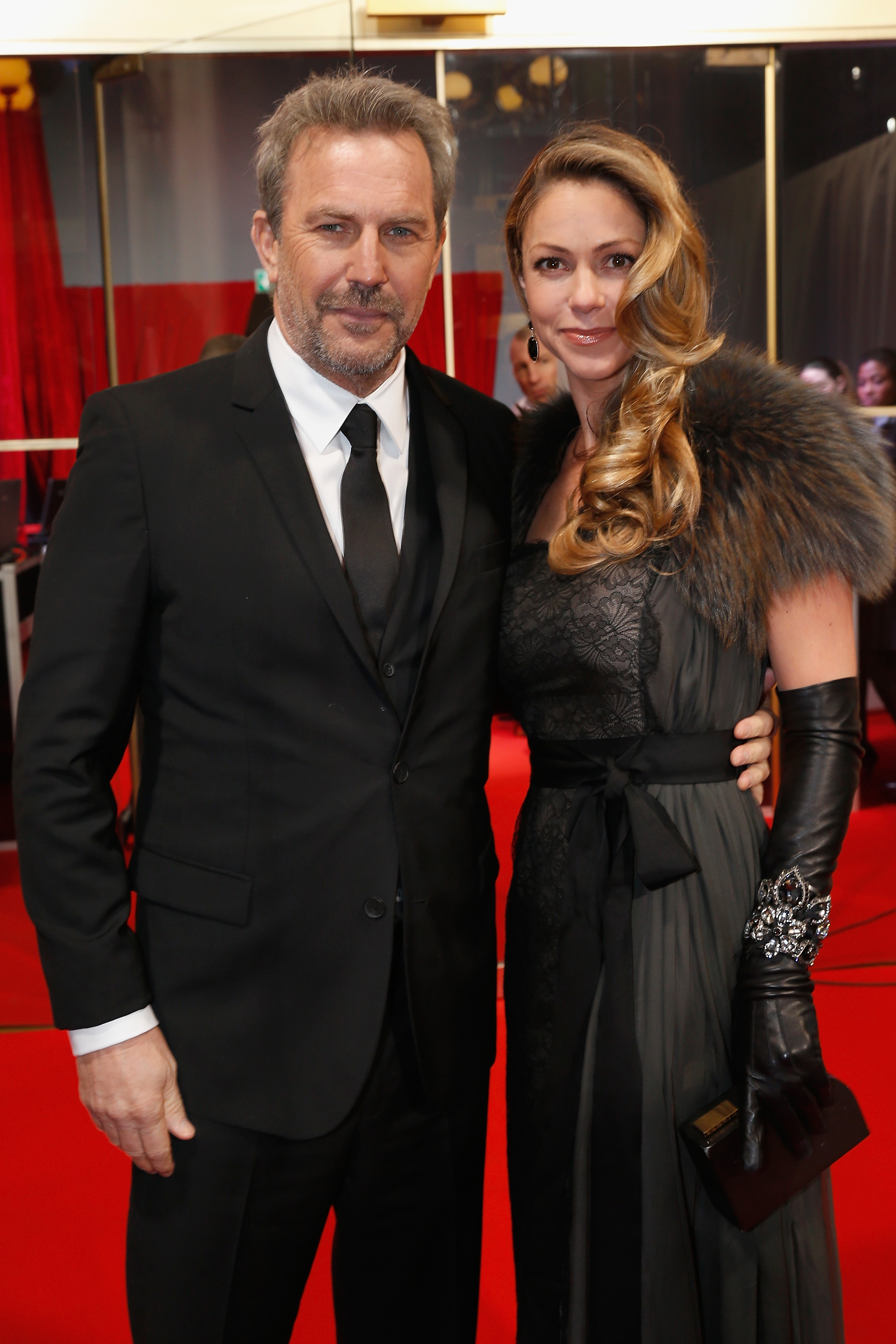 Kevin Costner y su esposa Christine en los Premios César de Cine, el 22 de febrero de 2013, en París, Francia. | Foto: Getty Images