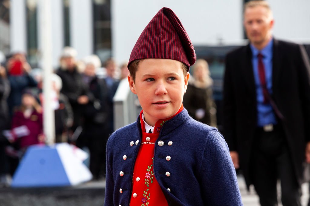 El príncipe danés Christian en el segundo día de su visita oficial a las Islas Feroe el 24 de agosto de 2018 en Klaksvig, Islas Feroe. | Foto: Getty Images