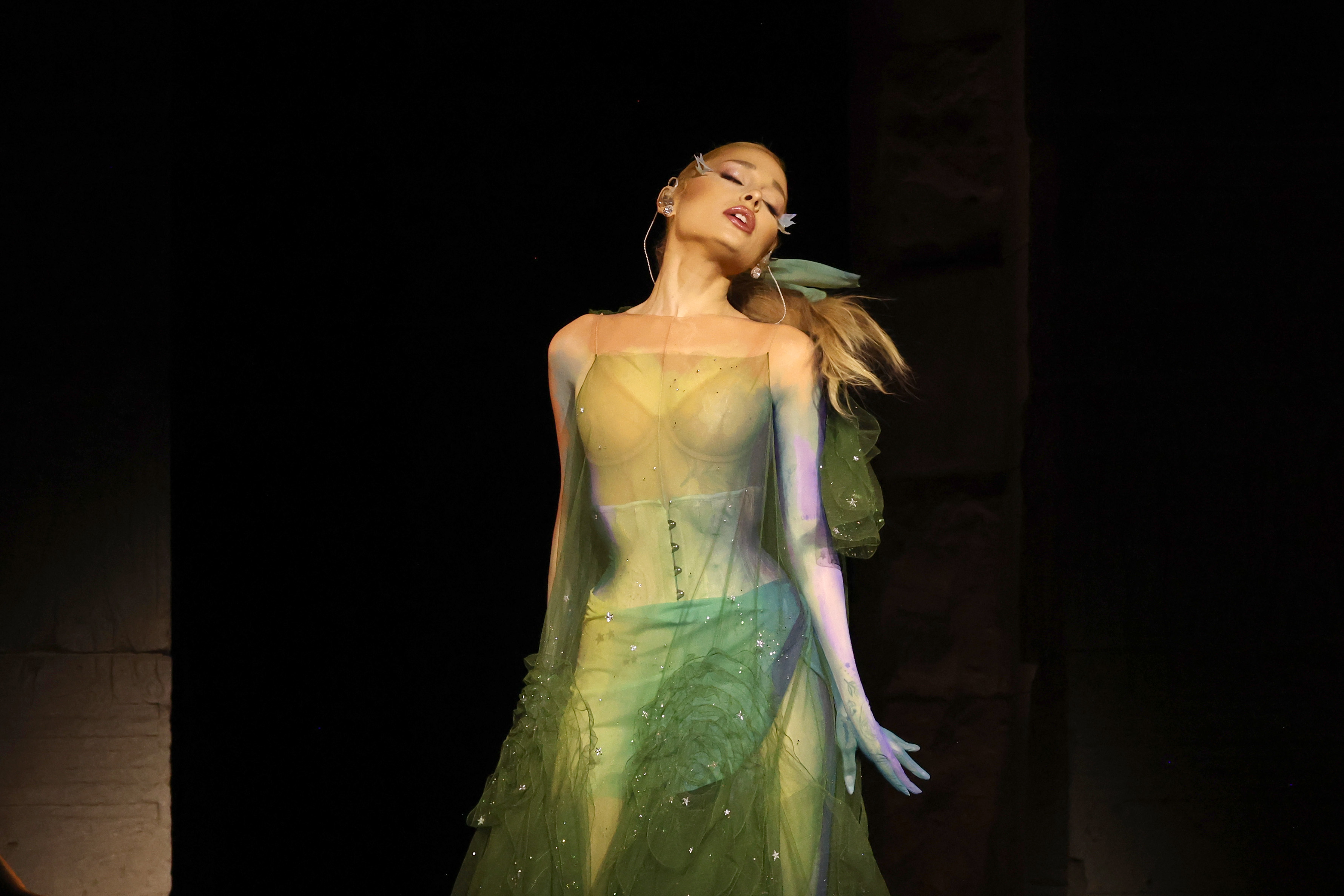 Ariana Grande actúa en el escenario durante la Gala Met 2024 que celebra "Sleeping Beauties: Reawakening Fashion" en el Museo Metropolitano de Arte de Nueva York, el 6 de mayo de 2024 | Fuente: Getty Images