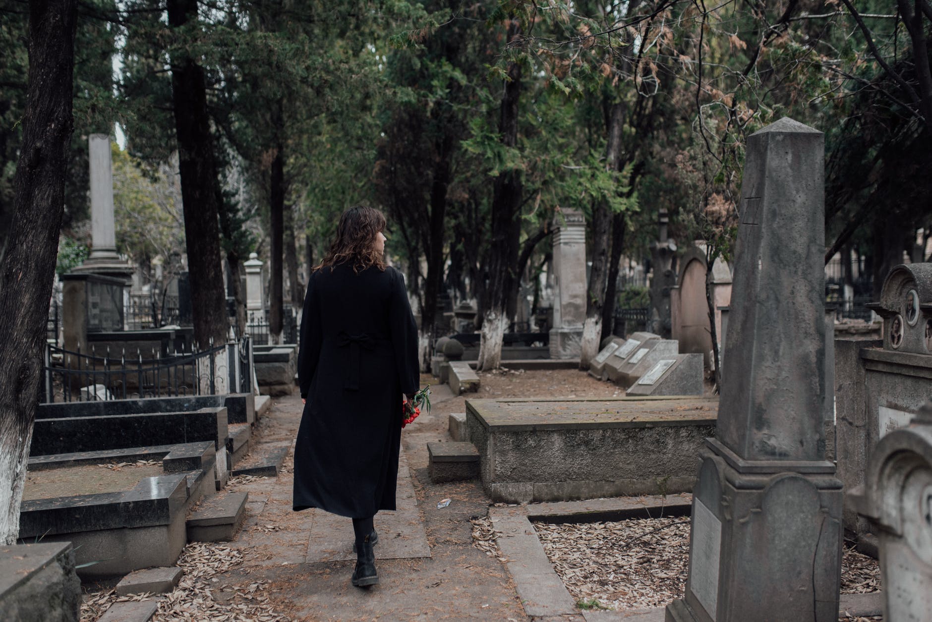 Mujer caminando en un cementerio. | Foto: Pexels