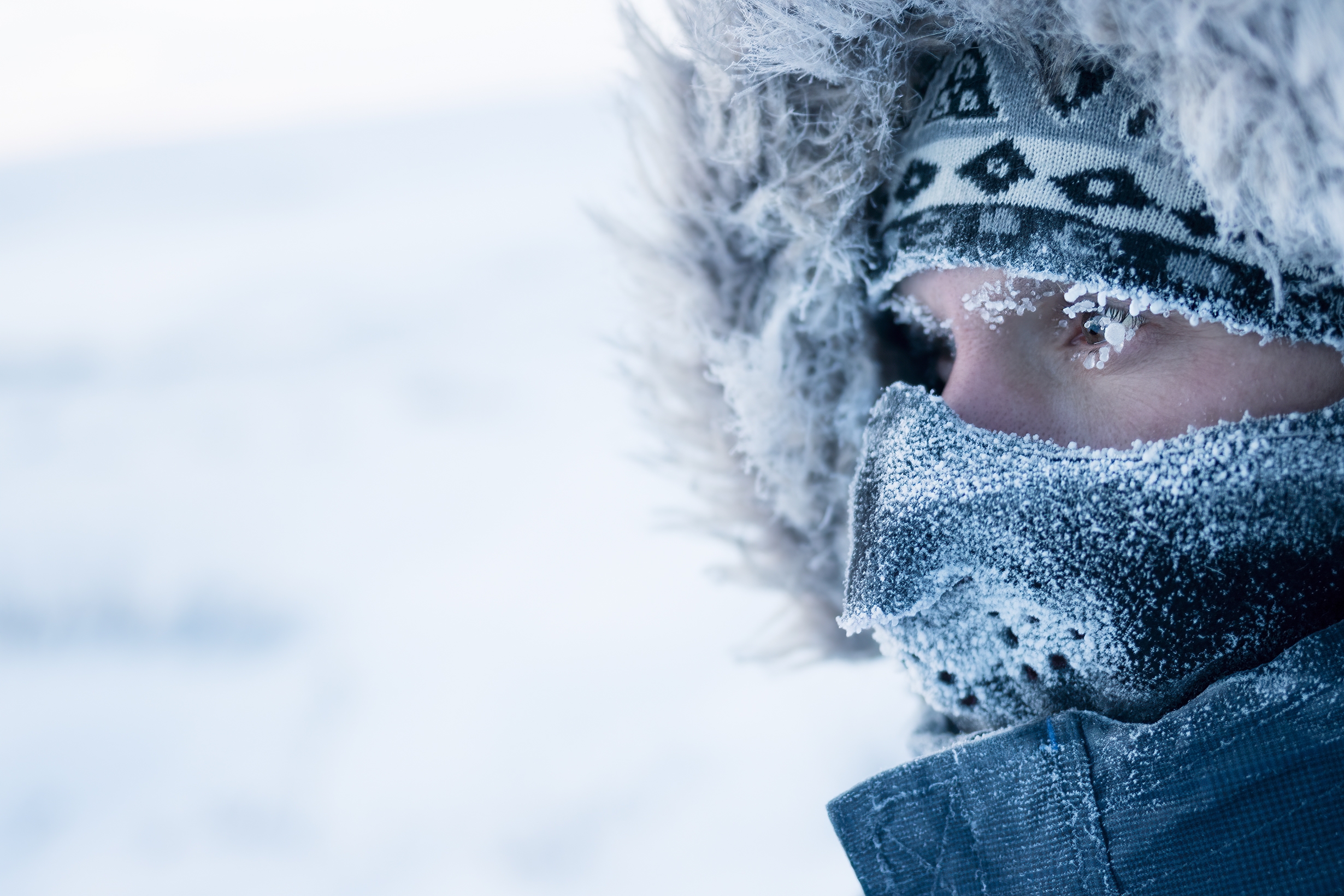 Un hombre con ropa de invierno y una máscara. | Fuente: Shutterstock