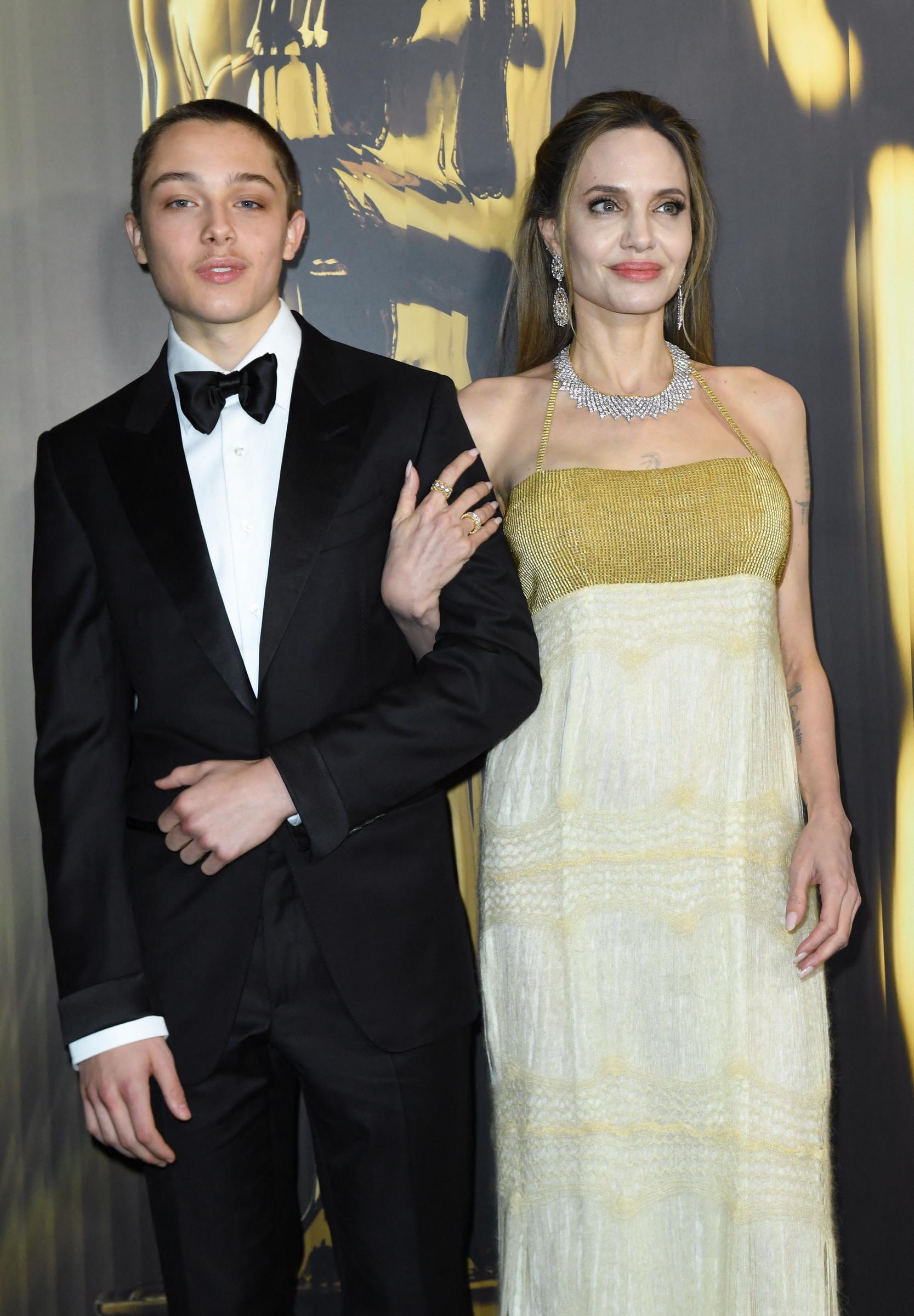 Knox Jolie-Pitt y Angelina Jolie en la 15ª edición de los Governors Awards el 17 de noviembre de 2024, en Los Ángeles, California. | Fuente: Getty Images