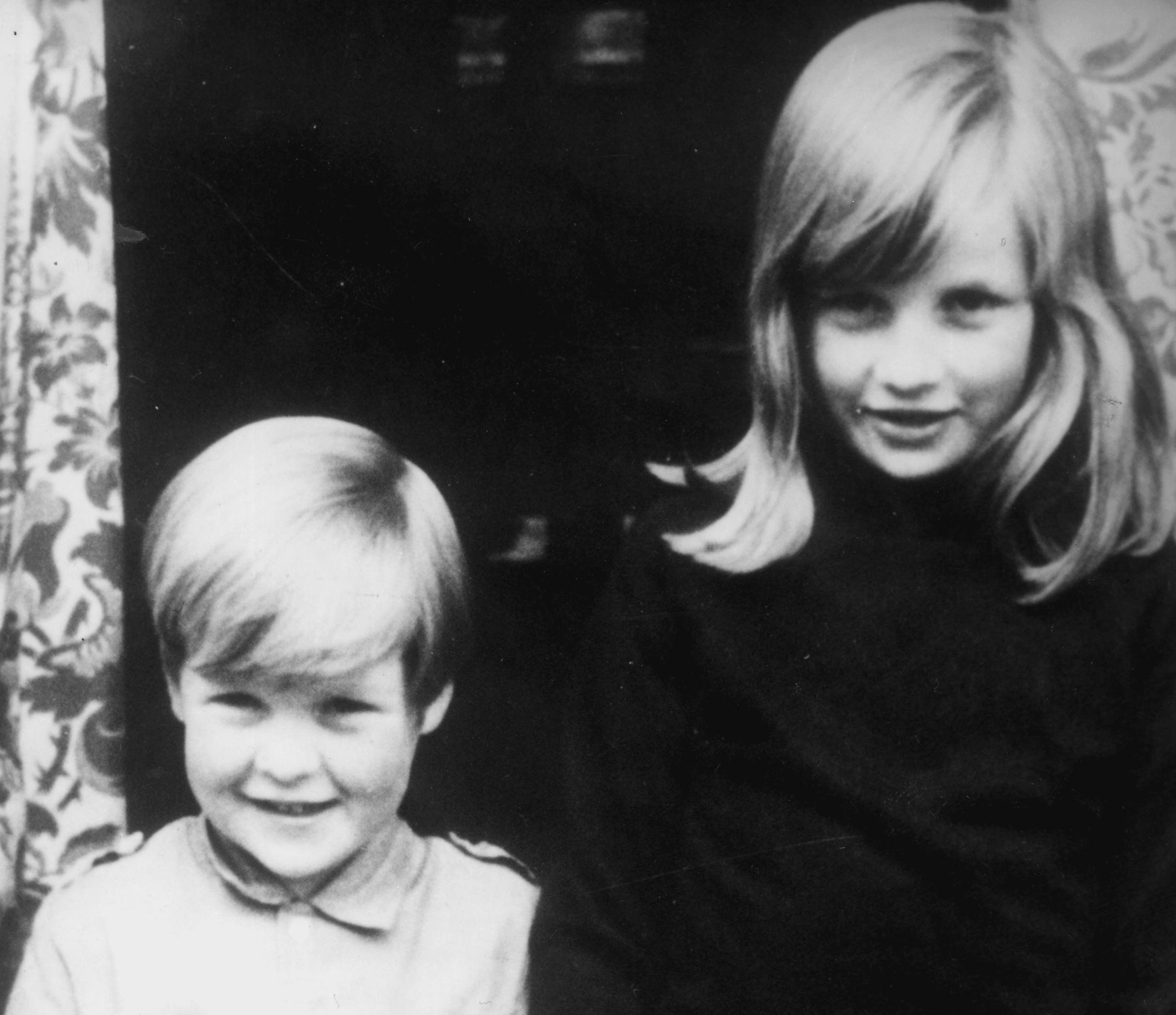 Diana de Gales con su hermano Charles, Vizconde Althorp, en su casa en Berkshire. | Foto: Getty Images