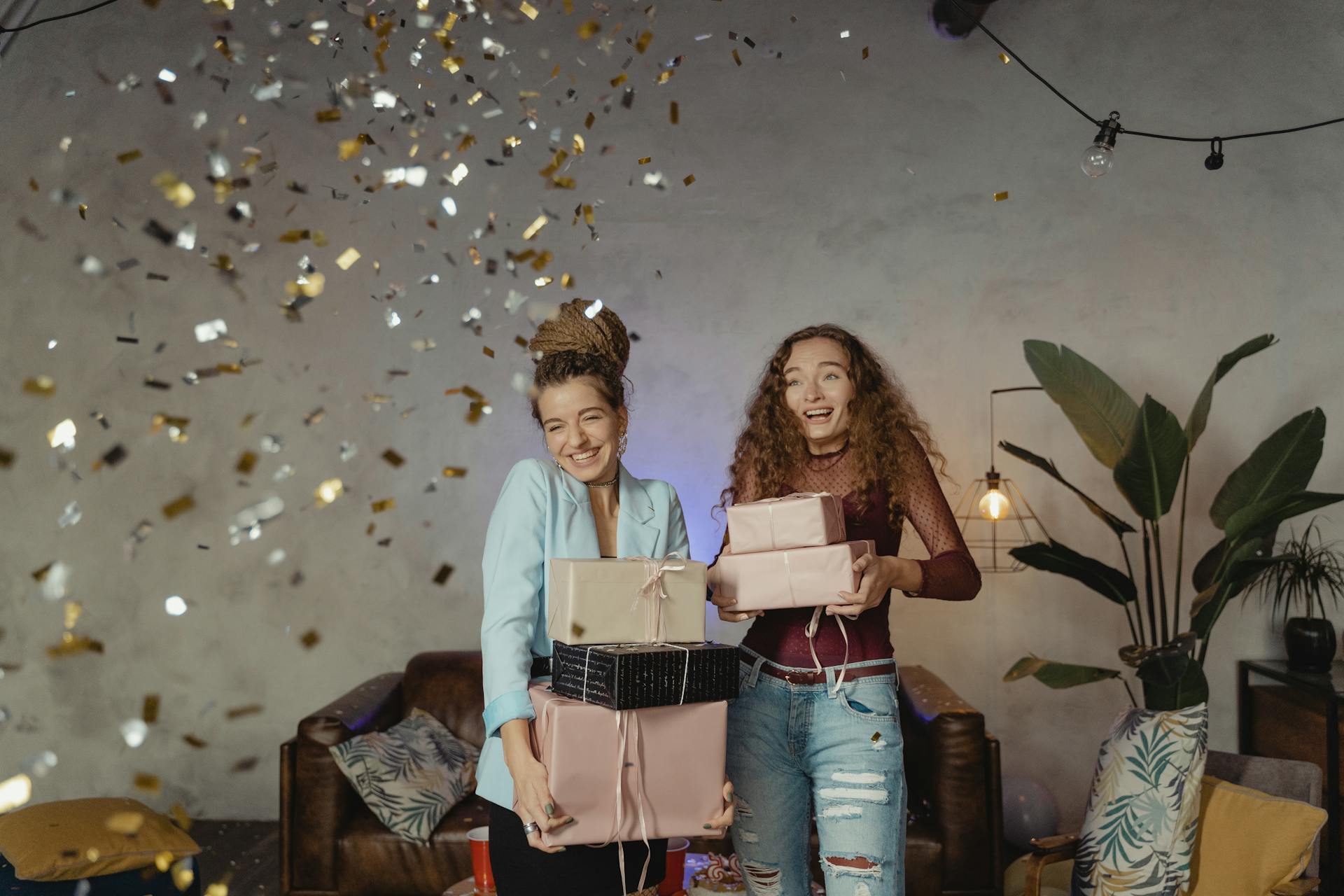 Jóvenes felices sosteniendo regalos apilados | Fuente: Pexels