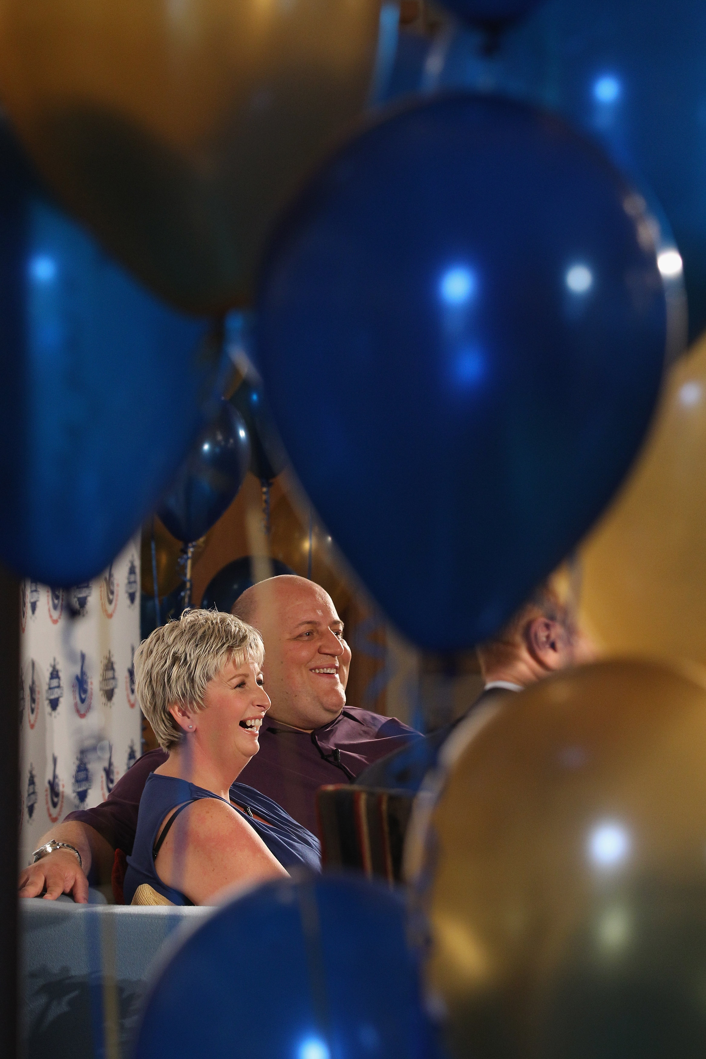 Gillian y Adrian Bayford celebran haber ganado el bote de más de 148 millones de libras esterlinas en la lotería Euromillones el 14 de agosto de 2012, en Hatfield Heath, Inglaterra | Fuente: Getty Images