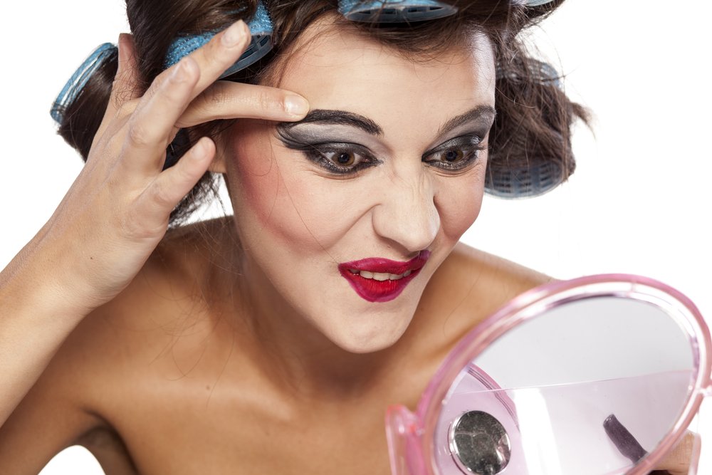 Modelo aplicando un tono demasiado oscuro en sus cejas. | Foto: Shutterstock