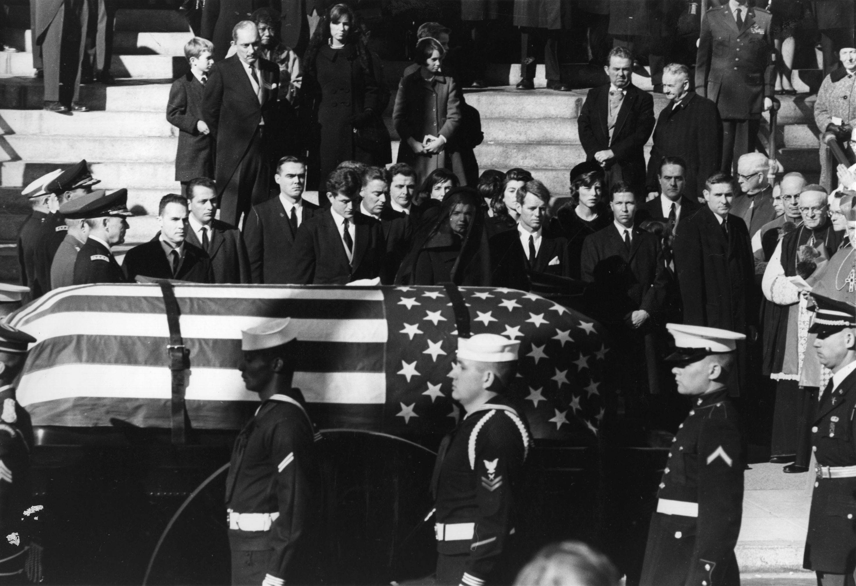 El féretro del presidente John F. Kennedy fotografiado rodeado de seres queridos durante su funeral de estado el 25 de noviembre de 1963. | Fuente: Getty Images