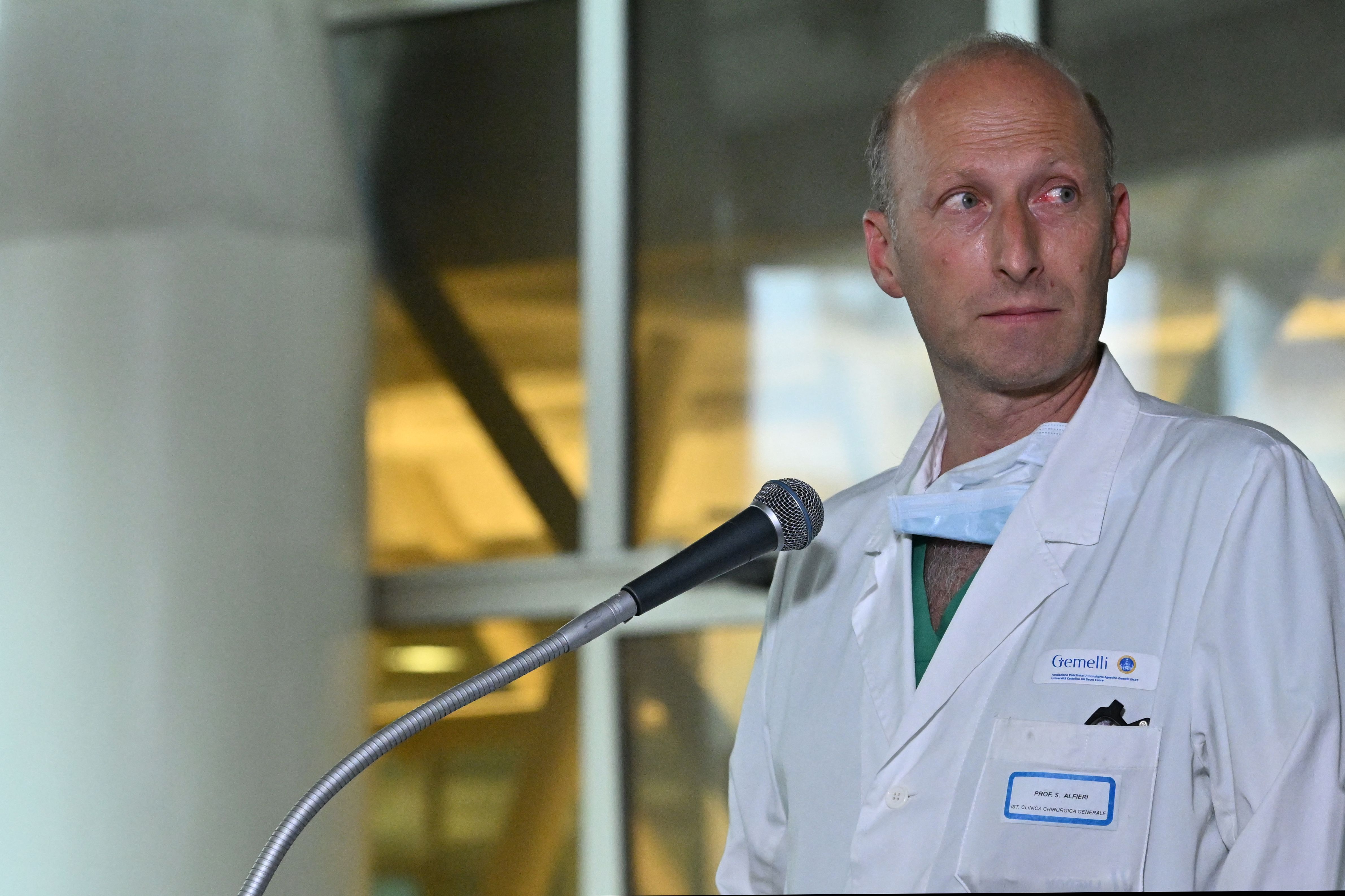 Director del departamento de Ciencias Médicas y Quirúrgicas Abdominales y Endocrino-Metabólicas del hospital Gemelli, el profesor Sergio Alfieri hablando a los medios de comunicación el 7 de junio de 2023, en el hospital de Roma, Italia. | Fuente: Getty Images