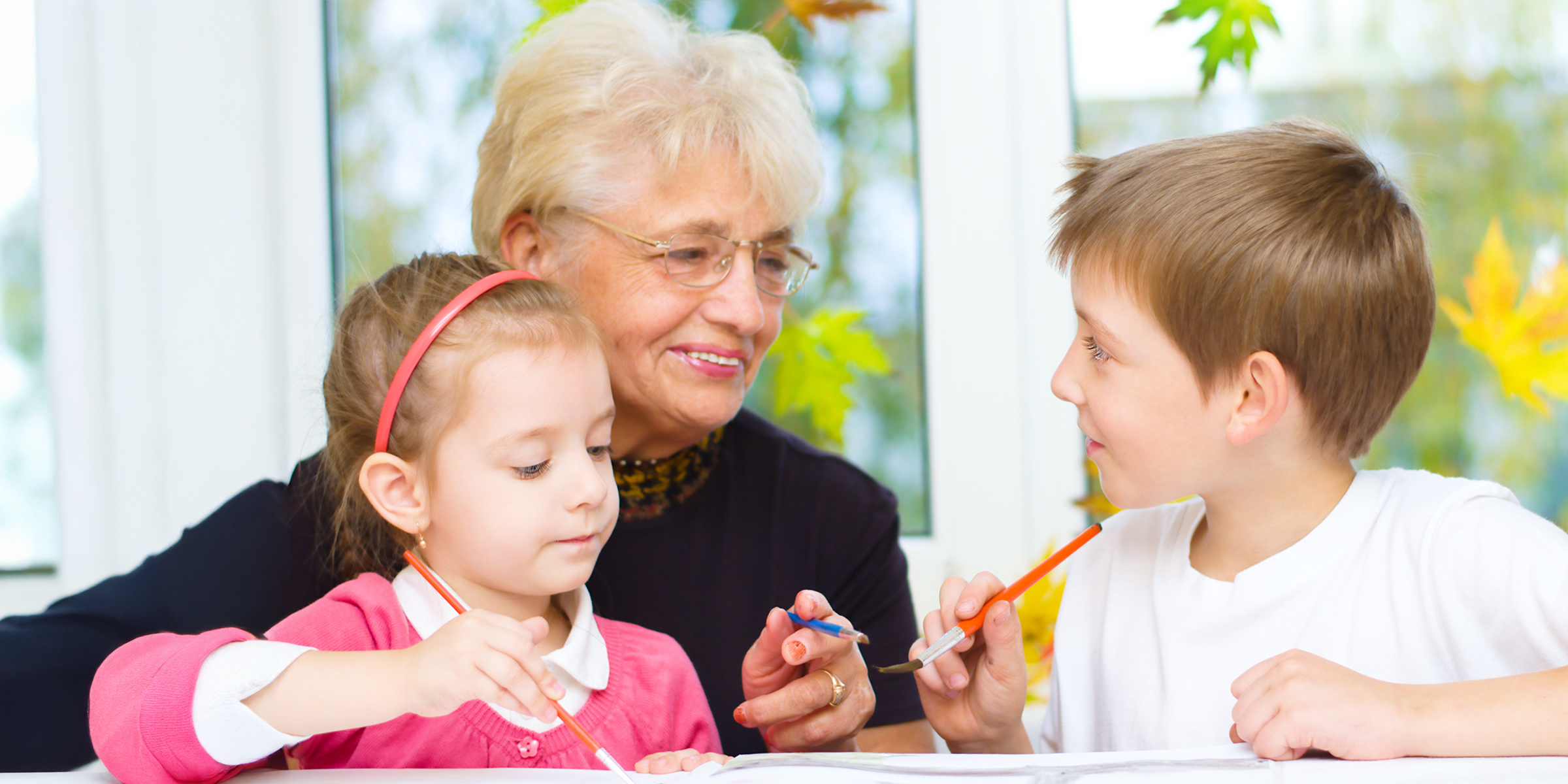 Una mujer con dos niños | Fuente: Shutterstock