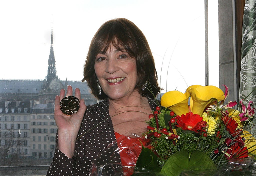 Carmen Maura recibe la medalla de honor de la ciudad de París en Mairie de Paris, el 9 de febrero de 2011 en París, Francia. | Imagen: Getty Images 