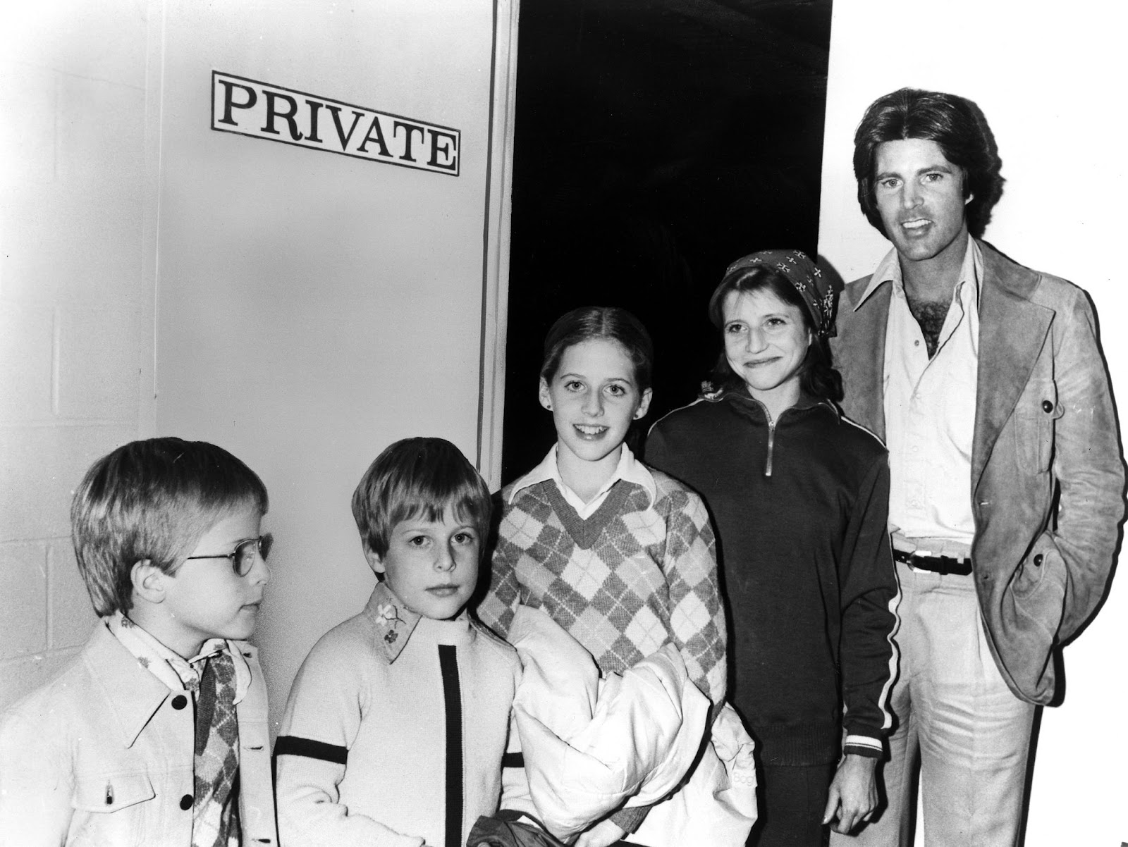 Gunnar y Matthew Nelson, Tracy Nelson, la medallista de oro olímpica Olga Korbut, y Ricky Nelson posando para un retrato hacia 1976 | Fuente: Getty Images