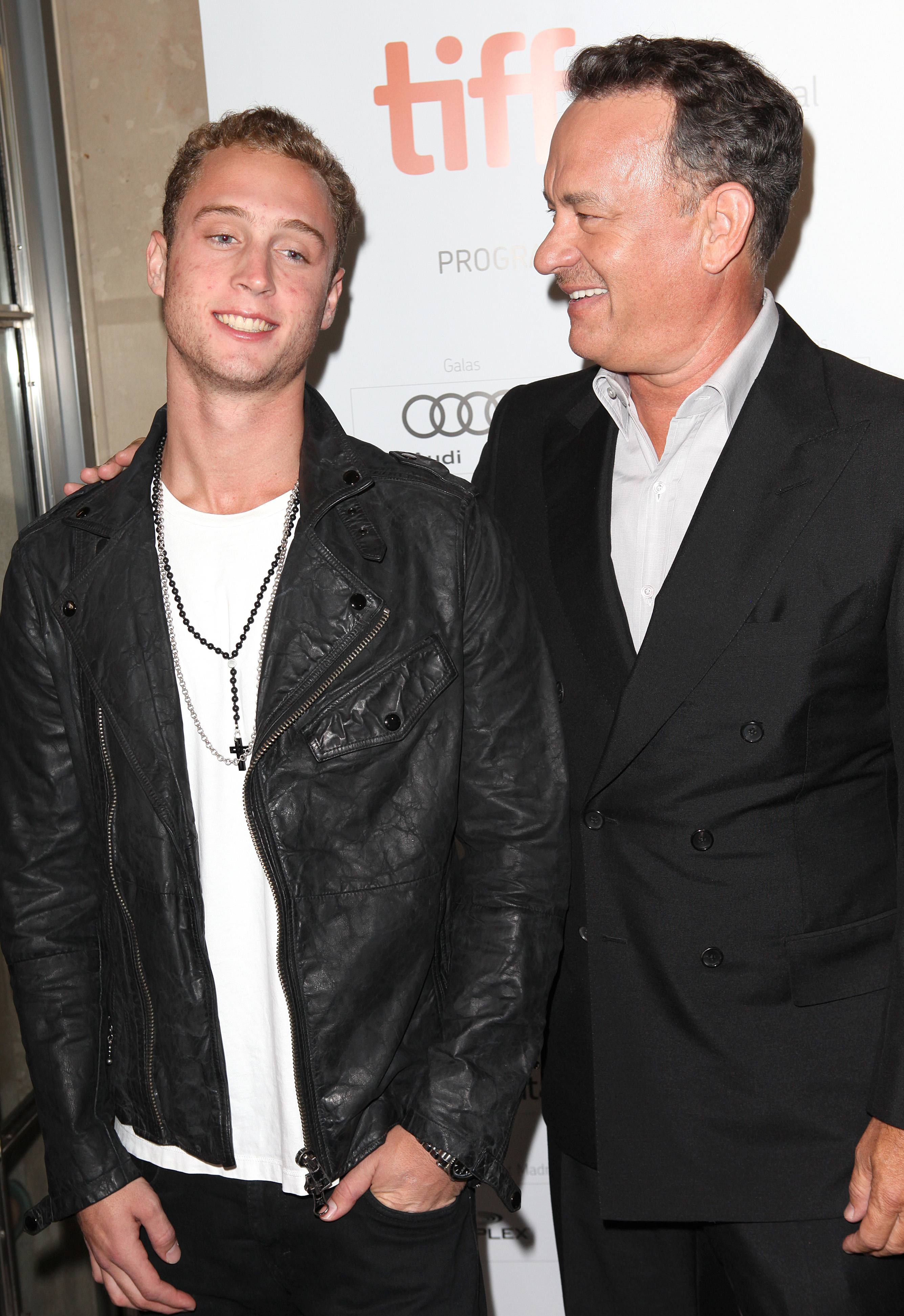 Chet y Tom Hanks en el Festival Internacional de Cine de Toronto 2012, Canadá. | Fuente: Getty Images