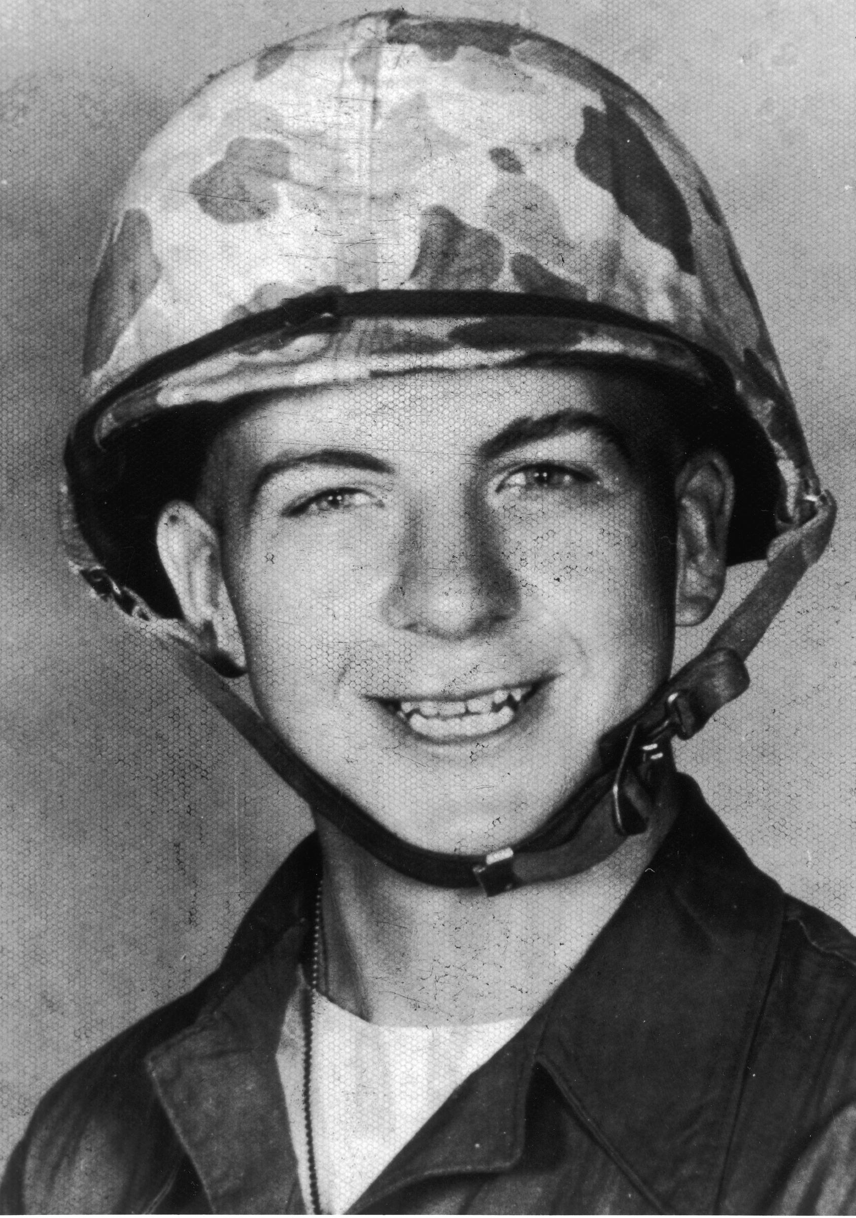 Lee Harvey Oswald con un casco del ejército, hacia los años 60 | Fuente: Getty Images