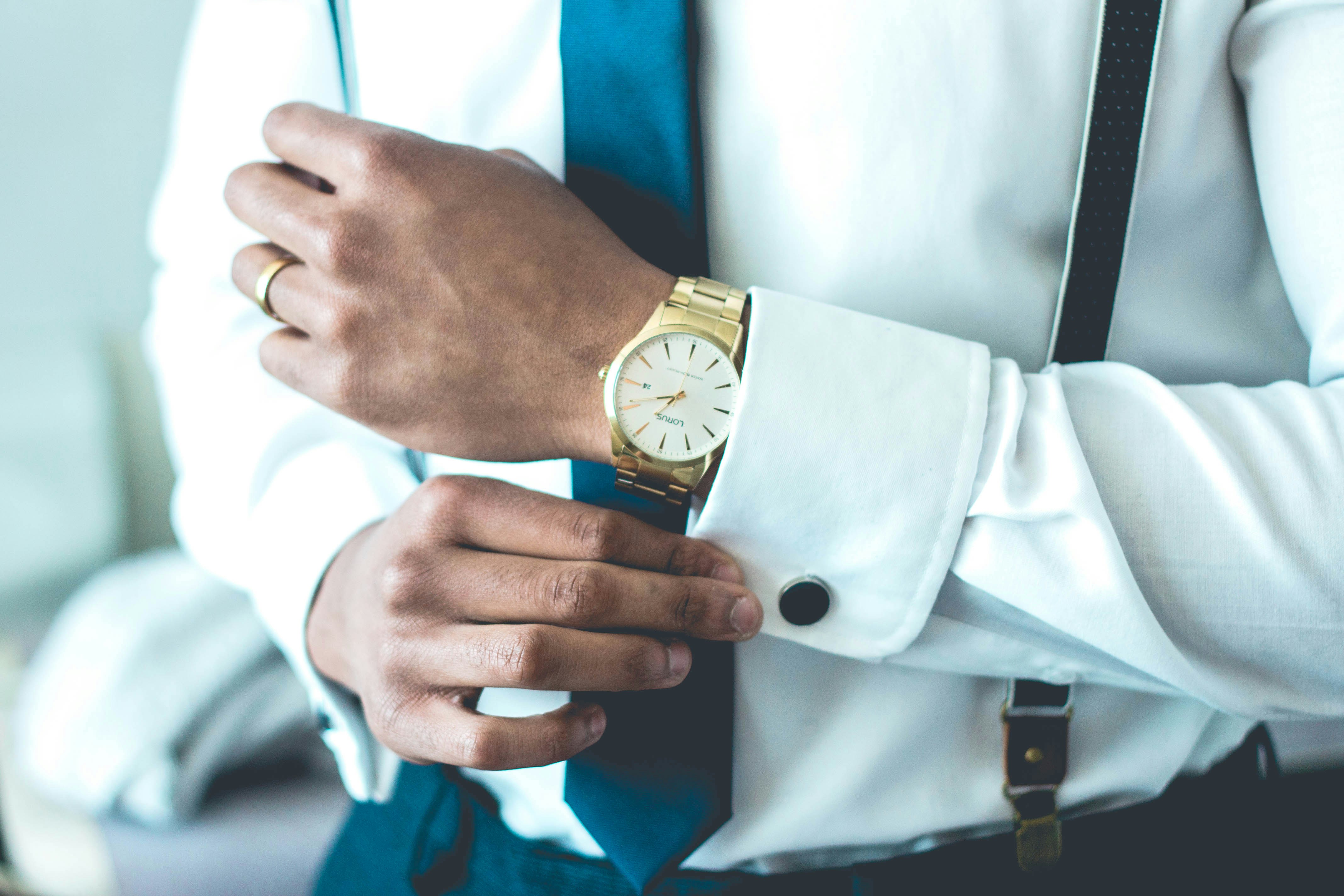 Un hombre con un reloj | Fuente: Unsplash