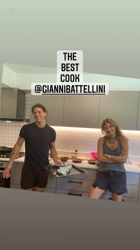 Flavia Palmiero junto a su hijo Gianmarco mientras la preparaba para "MasterChef Celebrity" | Fuente: Instagram Stories/flapalmiero