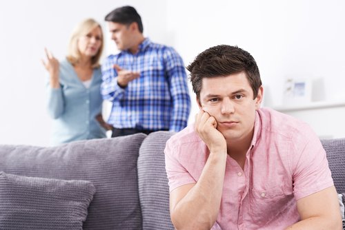 Padres frustrados con su hijo │Imagen tomada de: Shutterstock