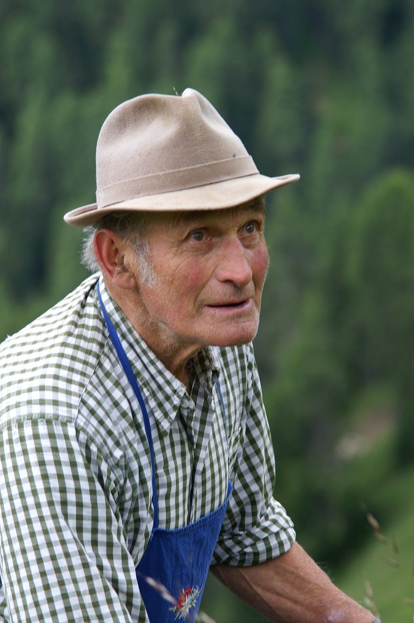 Hombre de la tercera edad con sombrero. │Foto: Pixabay