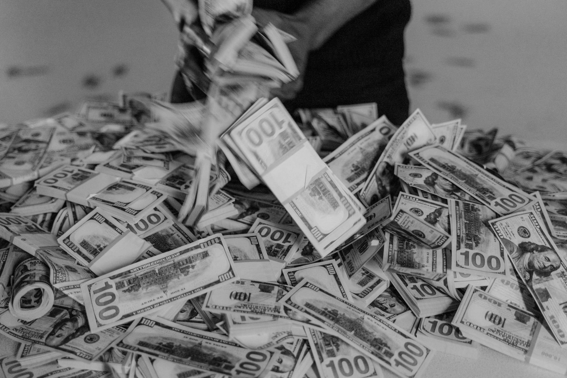 Un montón de billetes de cien dólares | Fuente: Pexels