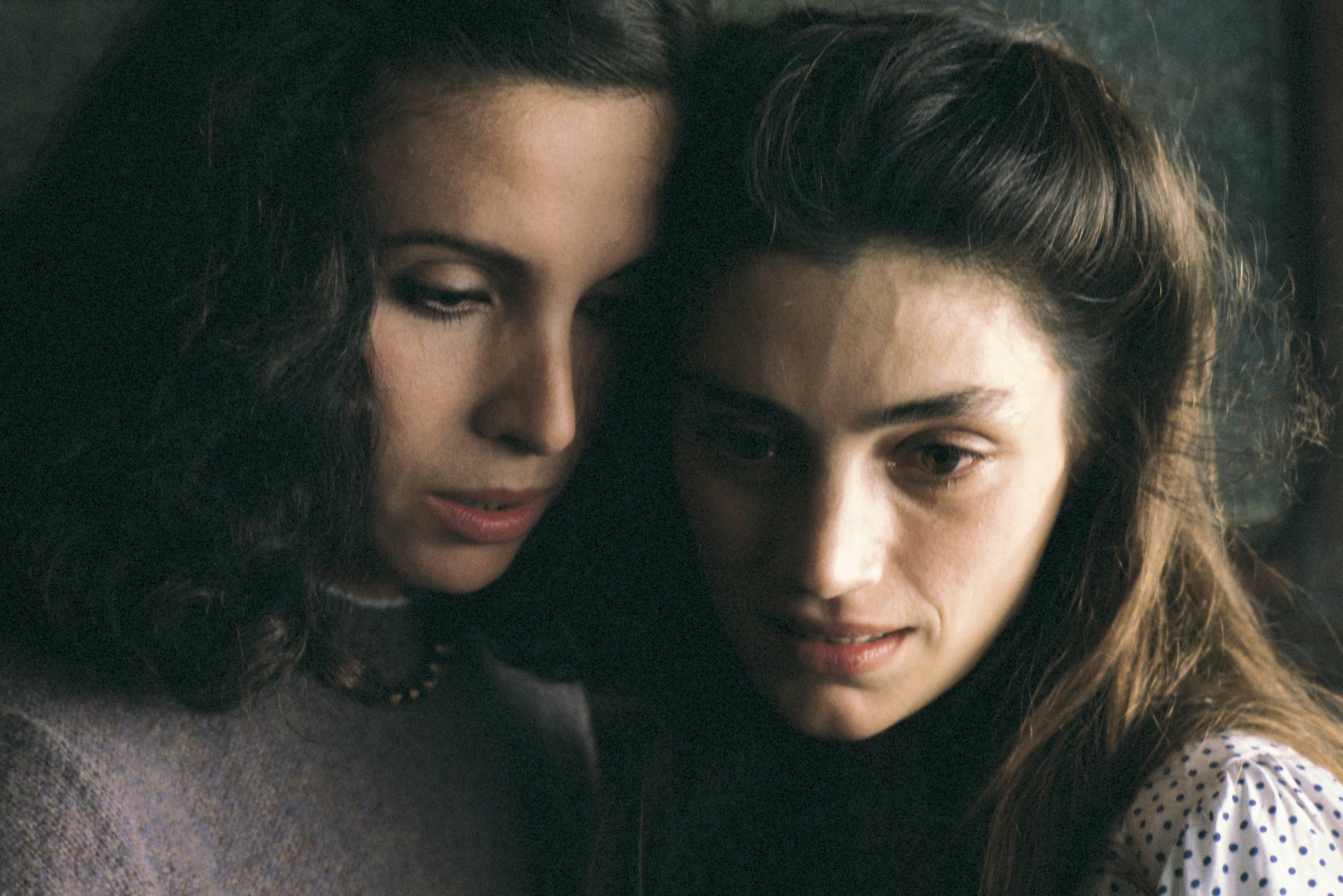 Ana Belén y Ángela Molina en la película de Manuel Gutiérrez Aragón, 'Demonios en el jardín', en 1982.  | Foto: Getty Images