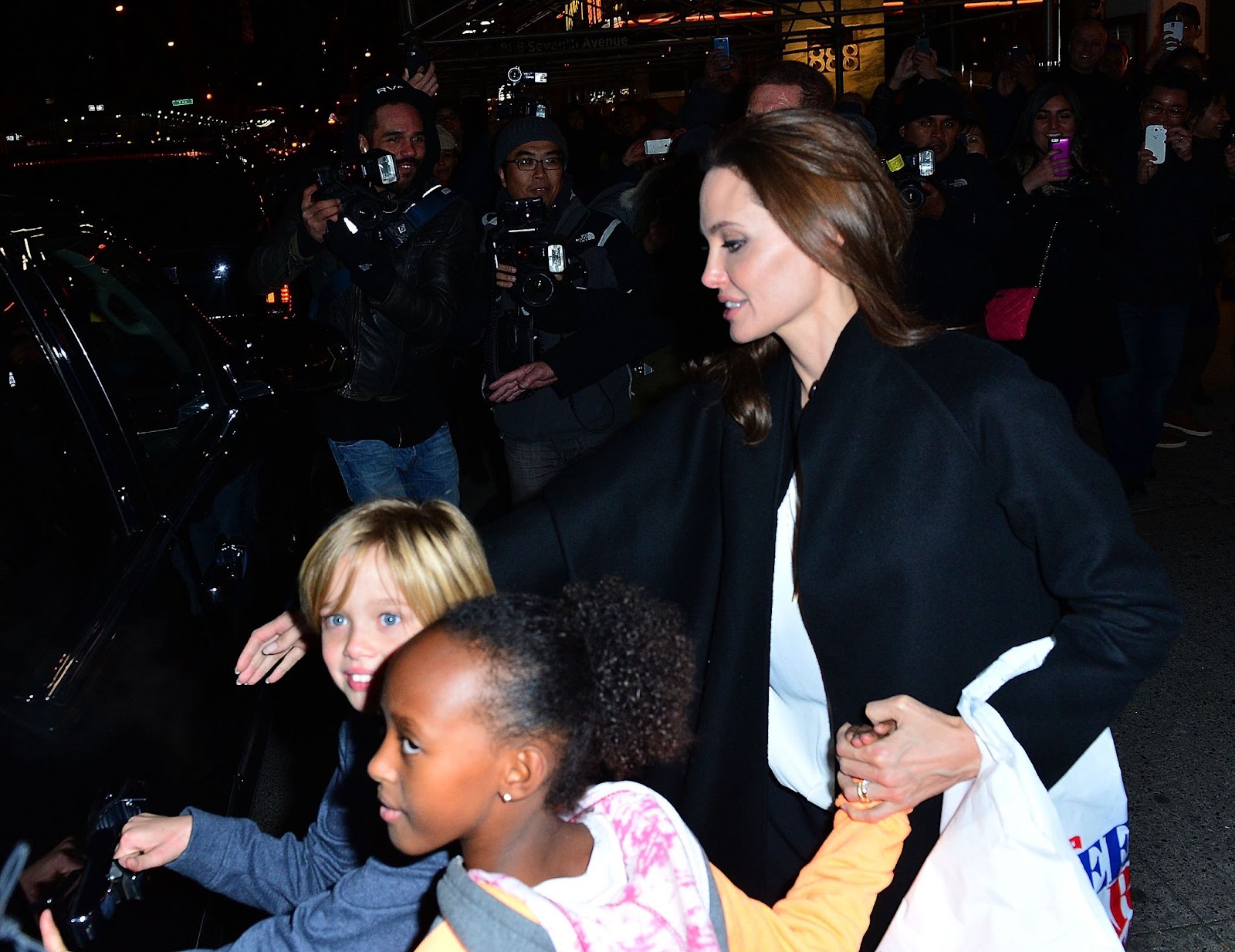 Angelina Jolie con Zahara y Shiloh en Lee's Art Shop en Nueva York el 21 de noviembre de 2014. | Fuente: Getty Images