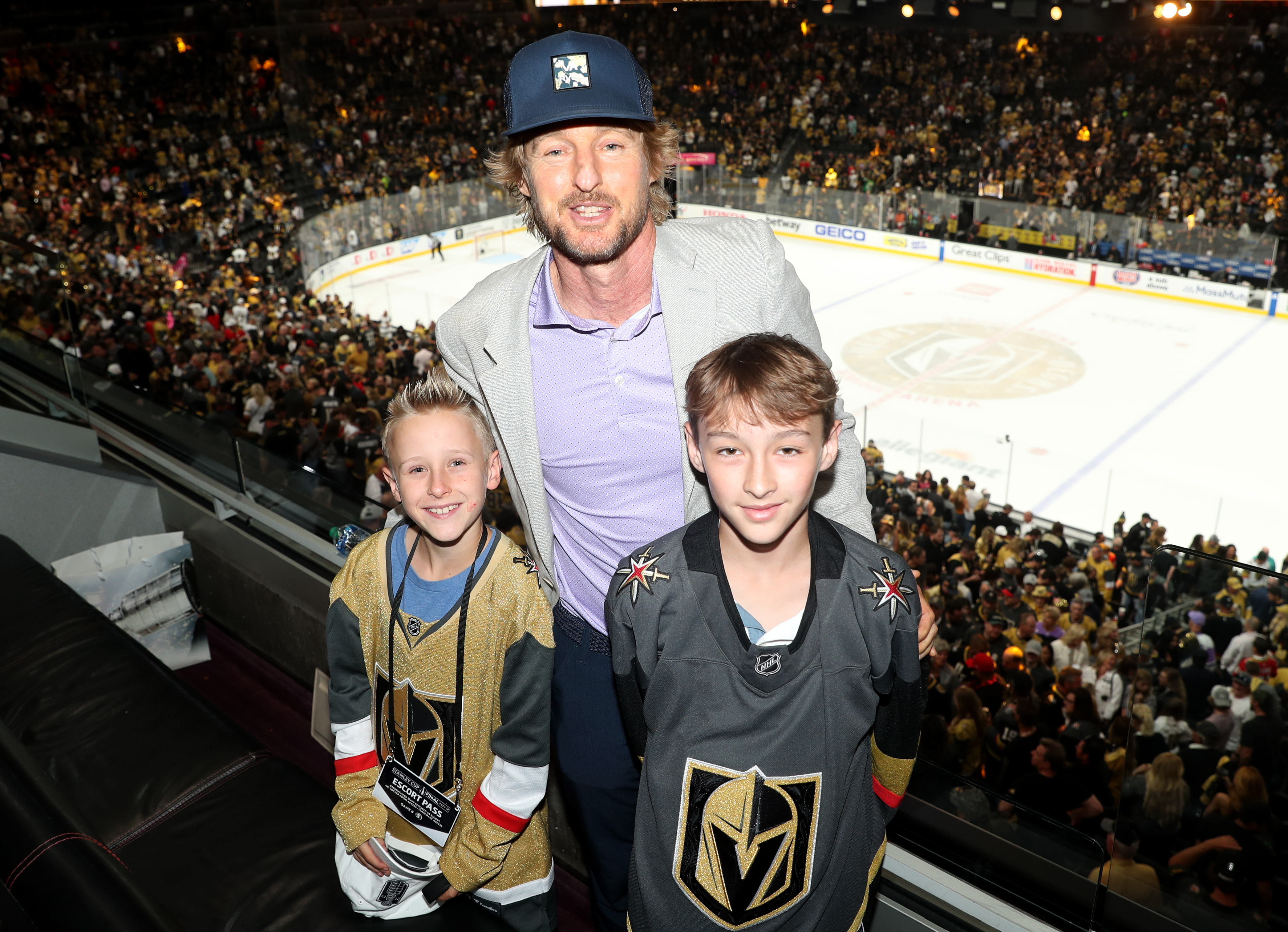 Owen Wilson y sus hijos, Ford y Finn, asisten al quinto partido de la final de la Stanley Cup de la NHL de 2023 entre los Vegas Golden Knights y los Florida Panthers el 13 de junio de 2023 | Fuente: Getty Images