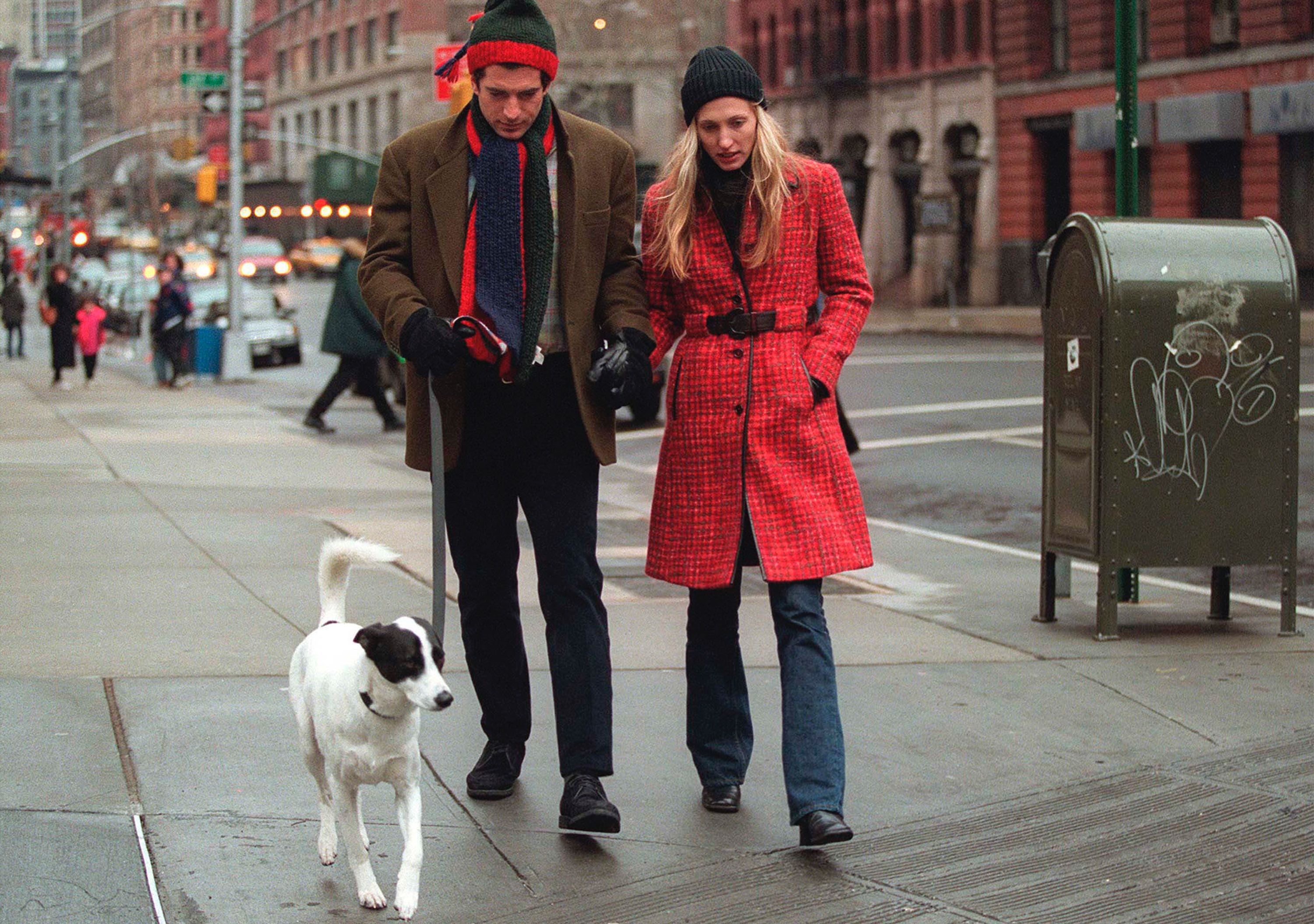 John F. Kennedy Jr. y Carolyn Bessette Kennedy paseando con su perro el 1 de enero de 1997, en Nueva York. | Fuente: Getty Images