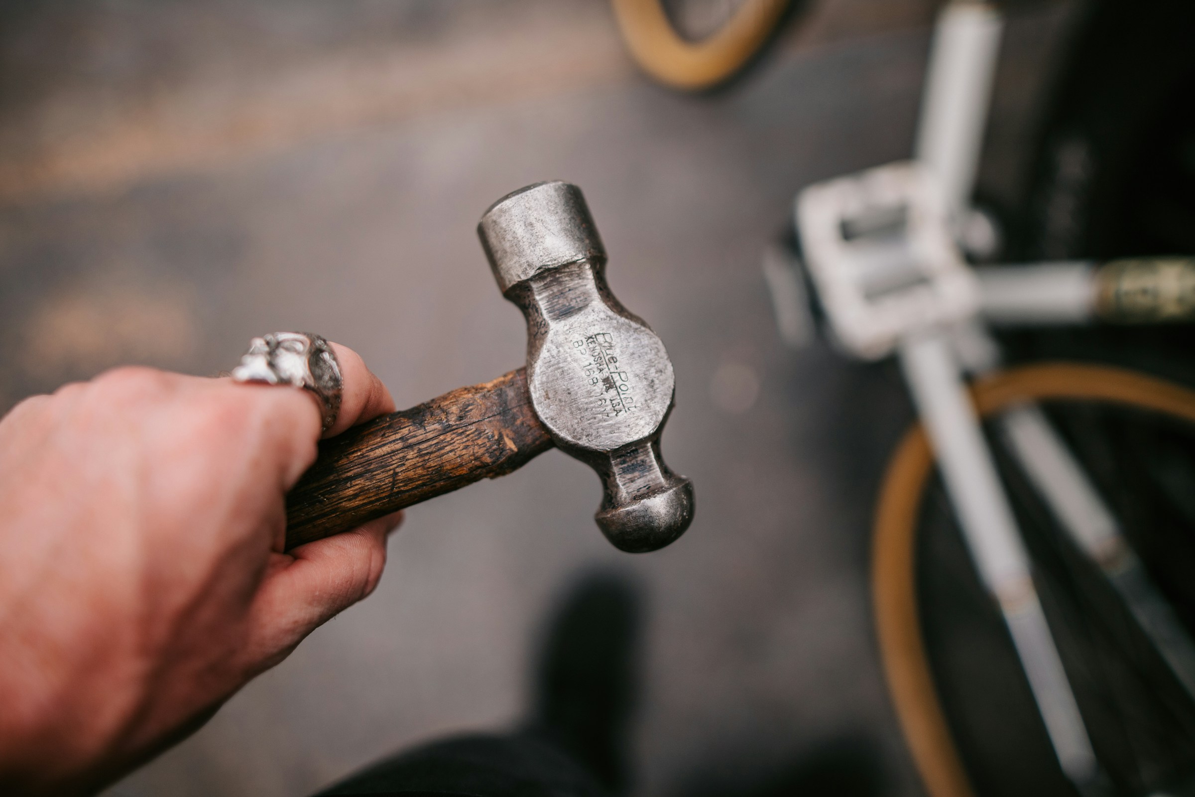 Un hombre sujetando un martillo | Fuente: Unsplash