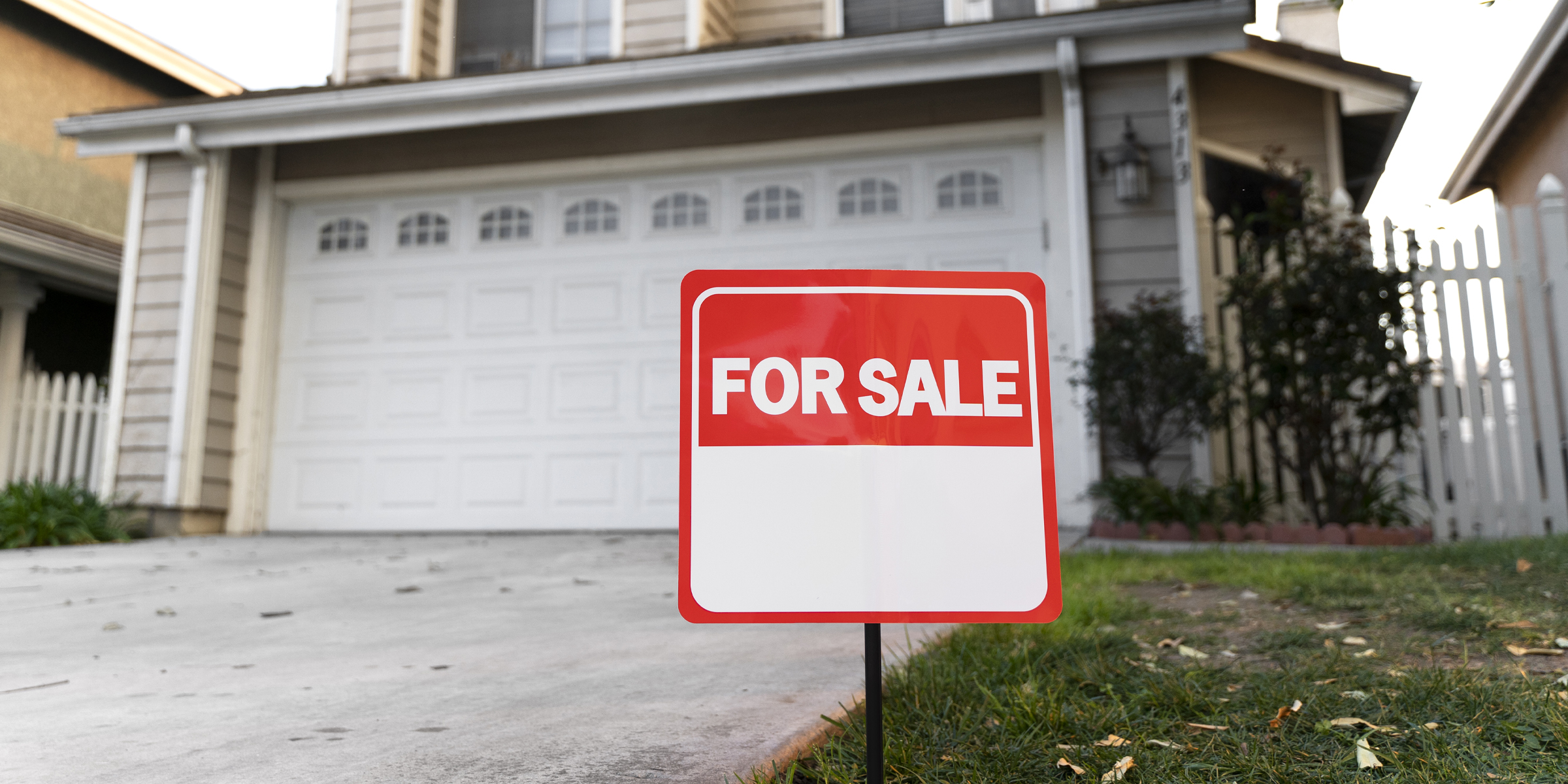 Un cartel de "Se vende" en el exterior de una casa | Fuente: Freepik