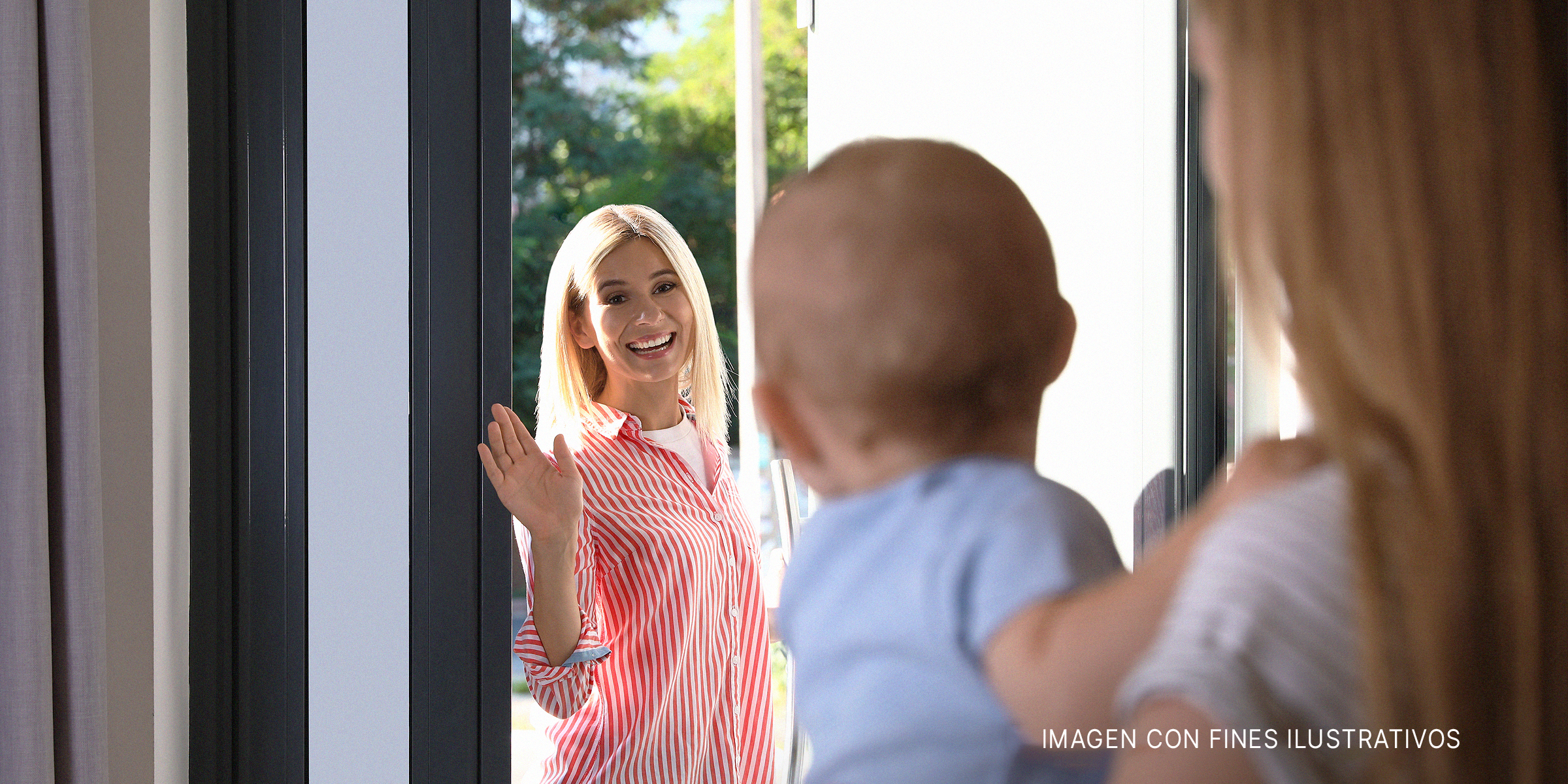 Madre dejando a su bebé con una niñera adolescente en casa. | Foto: Shutterstock