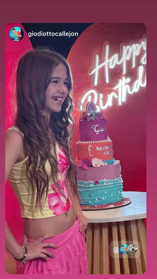 Giovanna, hija de María Fernanda Callejón, junto a su pastel de cumpleaños de 11 | Fuente: Instagram Stories/fercallejon