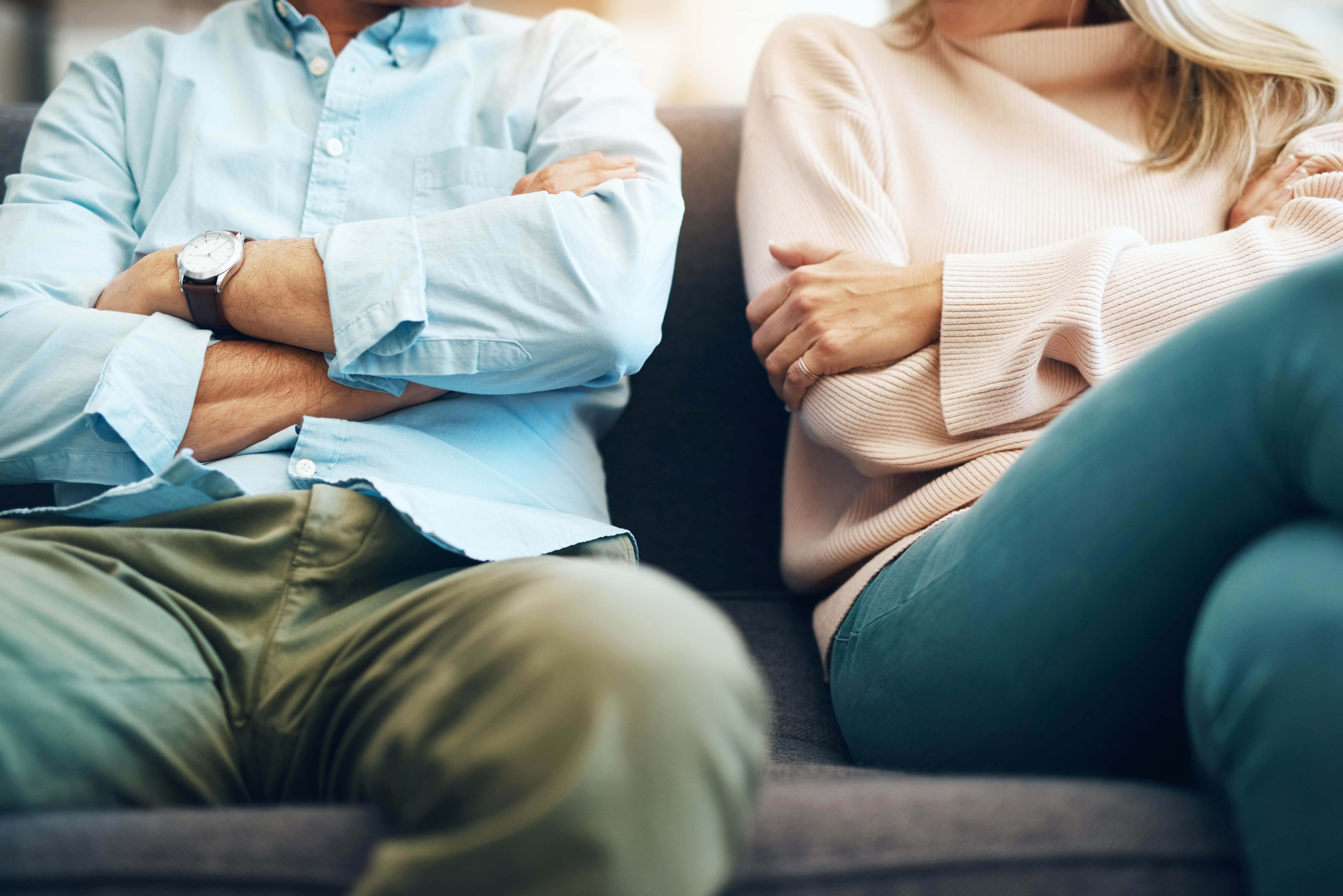 Una pareja sentada separada tras una discusión | Fuente: Getty Images