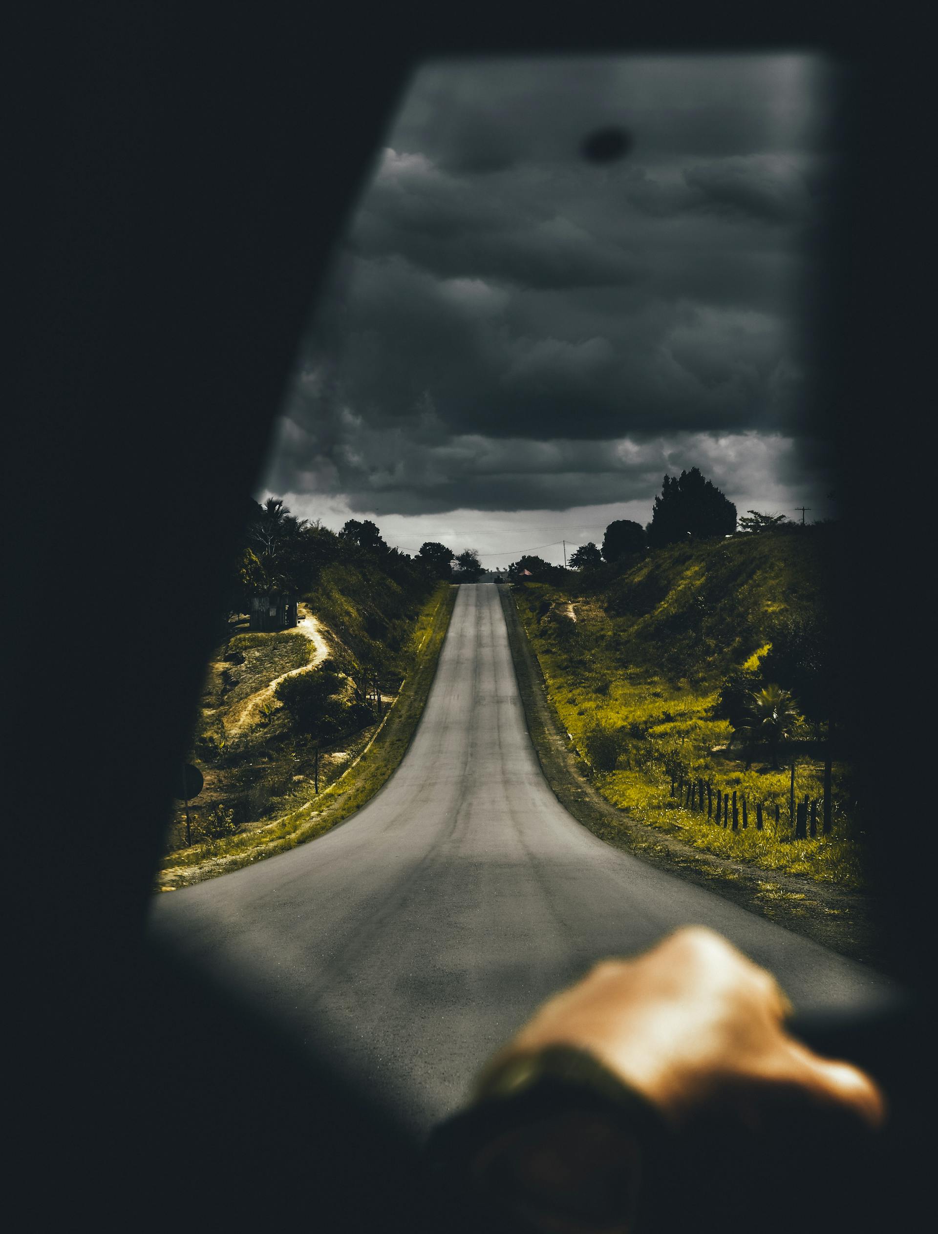 Persona conduciendo por una carretera solitaria | Foto: Pexels