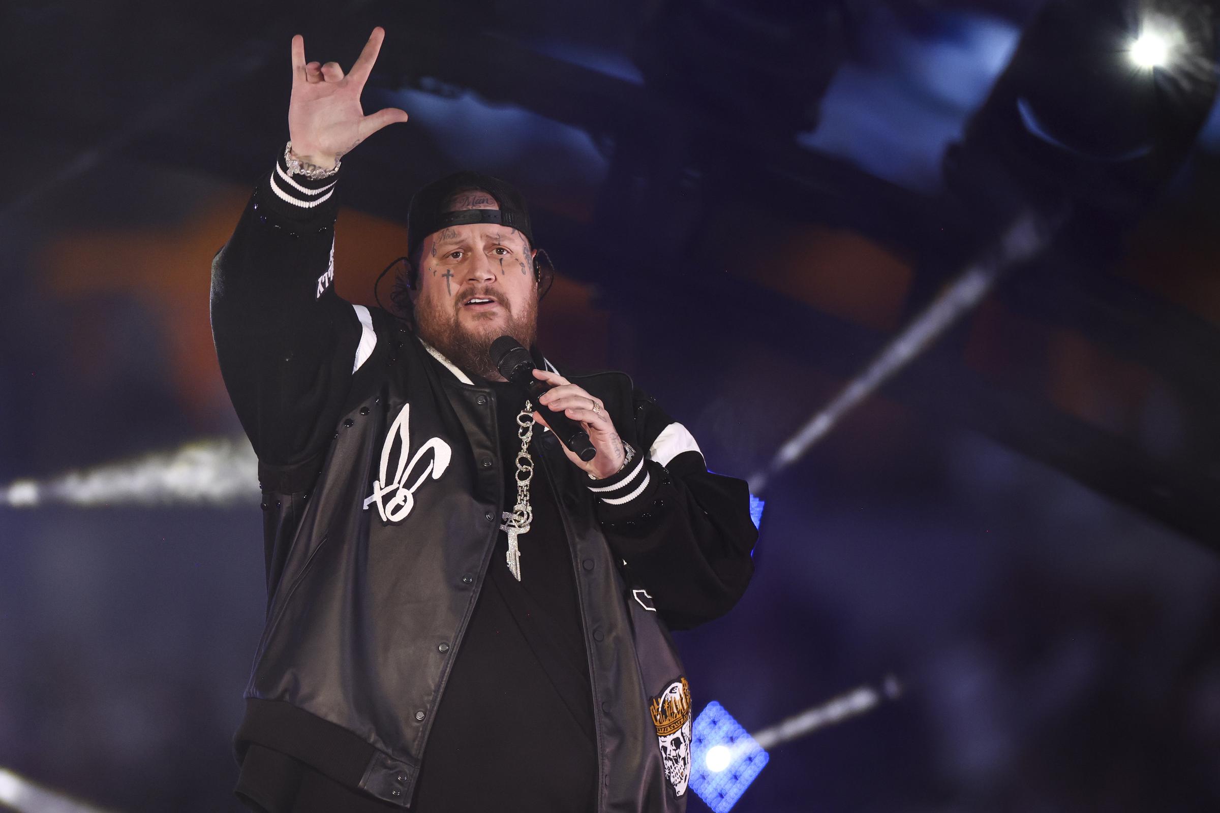 Jelly Roll actúa durante el descanso de un partido de fútbol americano de la NFL en el AT&T Stadium el 28 de noviembre de 2024, en Arlington, Texas | Fuente: Getty Images