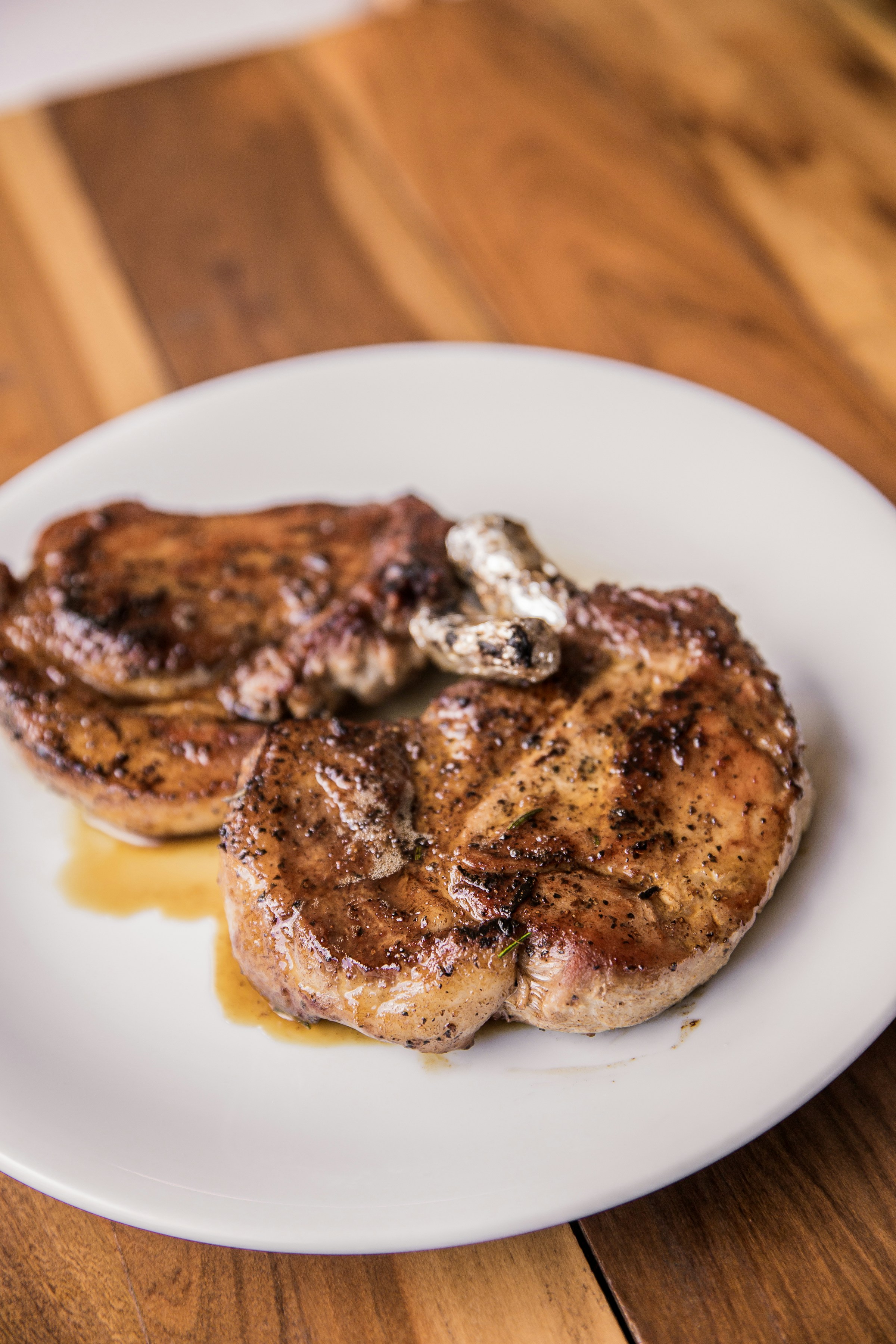 Chuletas de cerdo en un plato | Fuente: Unsplash