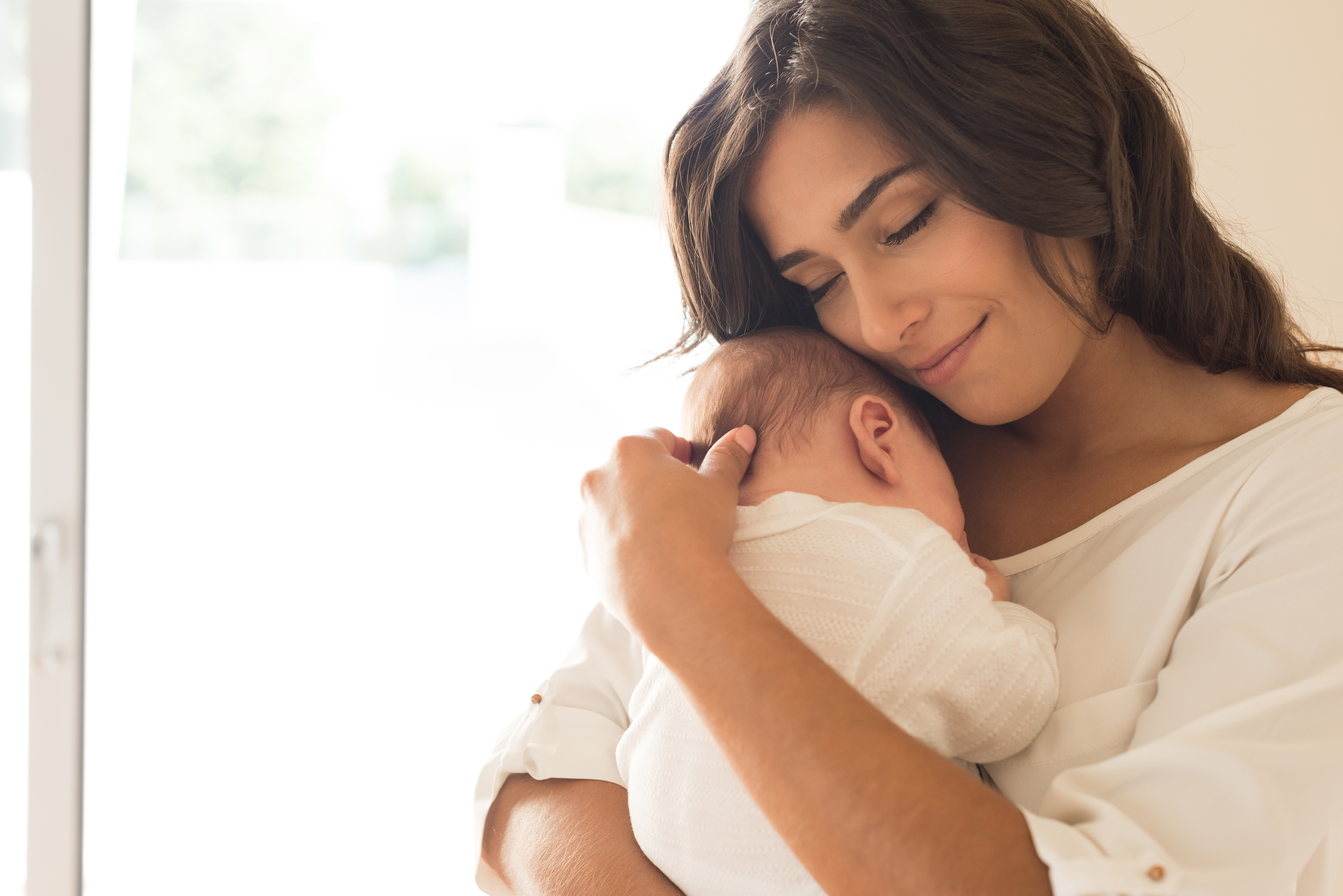 Mamá abrazando a su recién nacido | Foto: Shutterstock