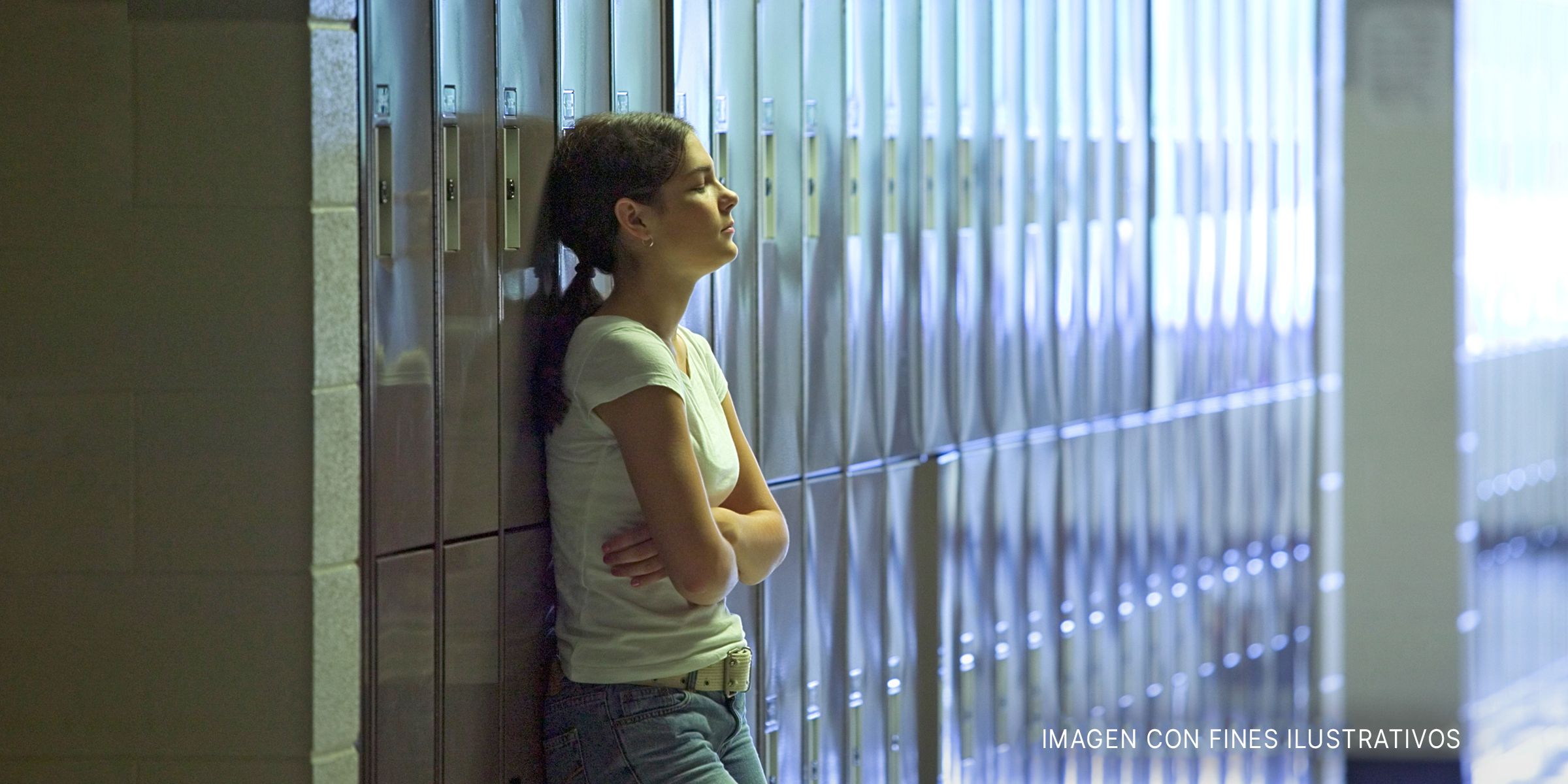 Adolescente delante de los casilleros del colegio. | Foto: Getty Images