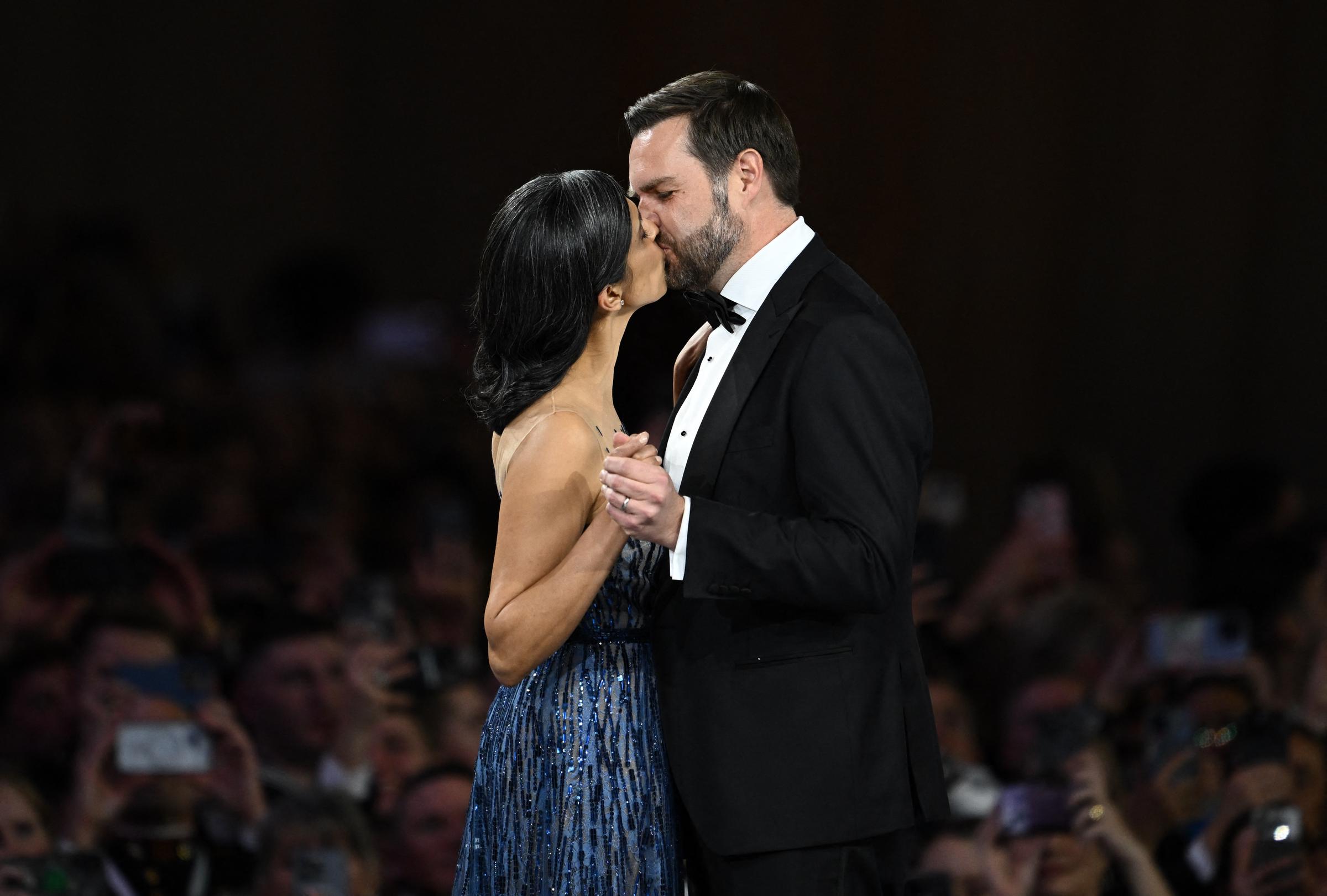 El vicepresidente de EE.UU. J.D. Vance y su esposa Usha se besan mientras bailan durante el baile inaugural del Comandante en Jefe | Fuente: Getty Images