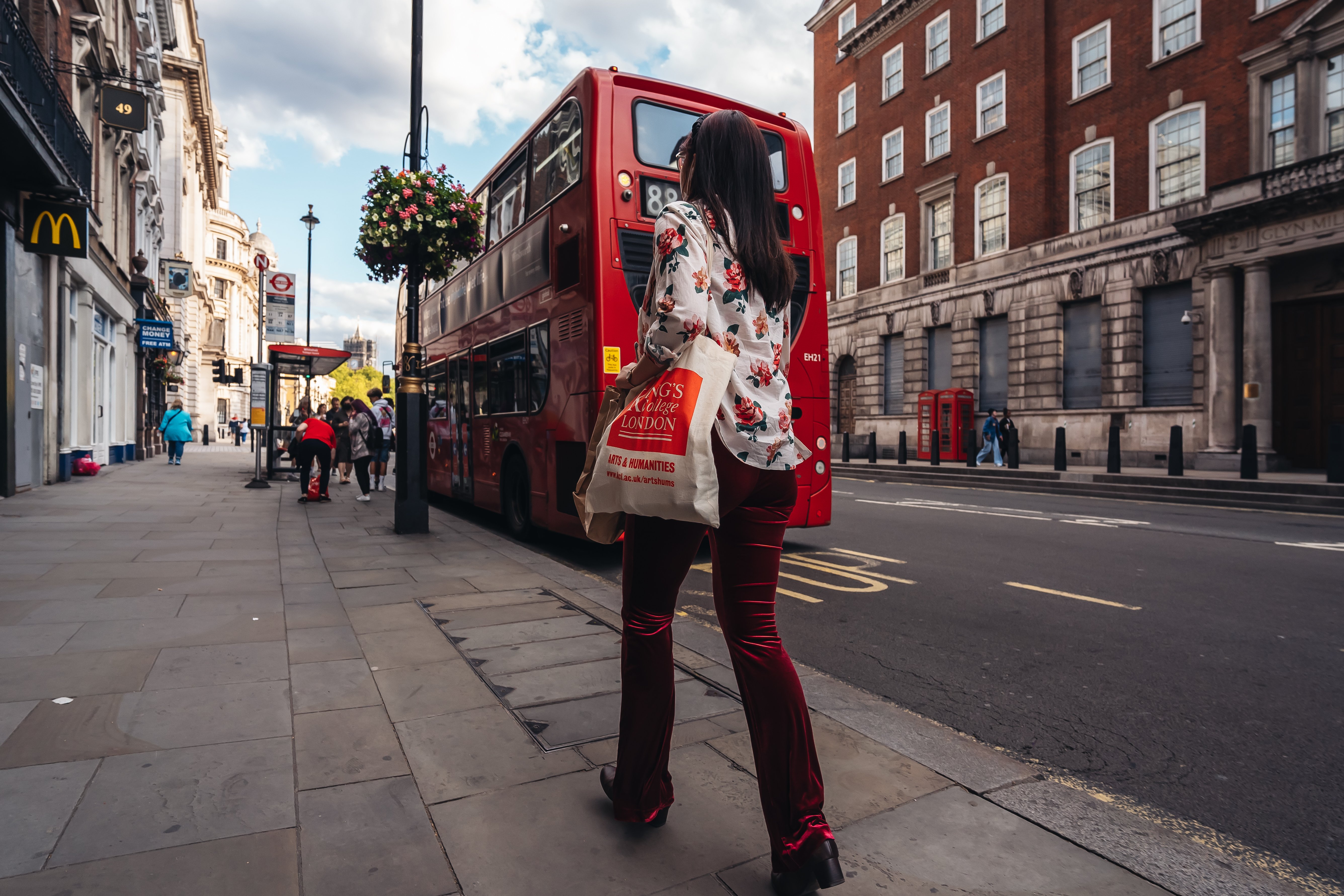 Mujer se pierde el autobús. | Foto: Shutterstock