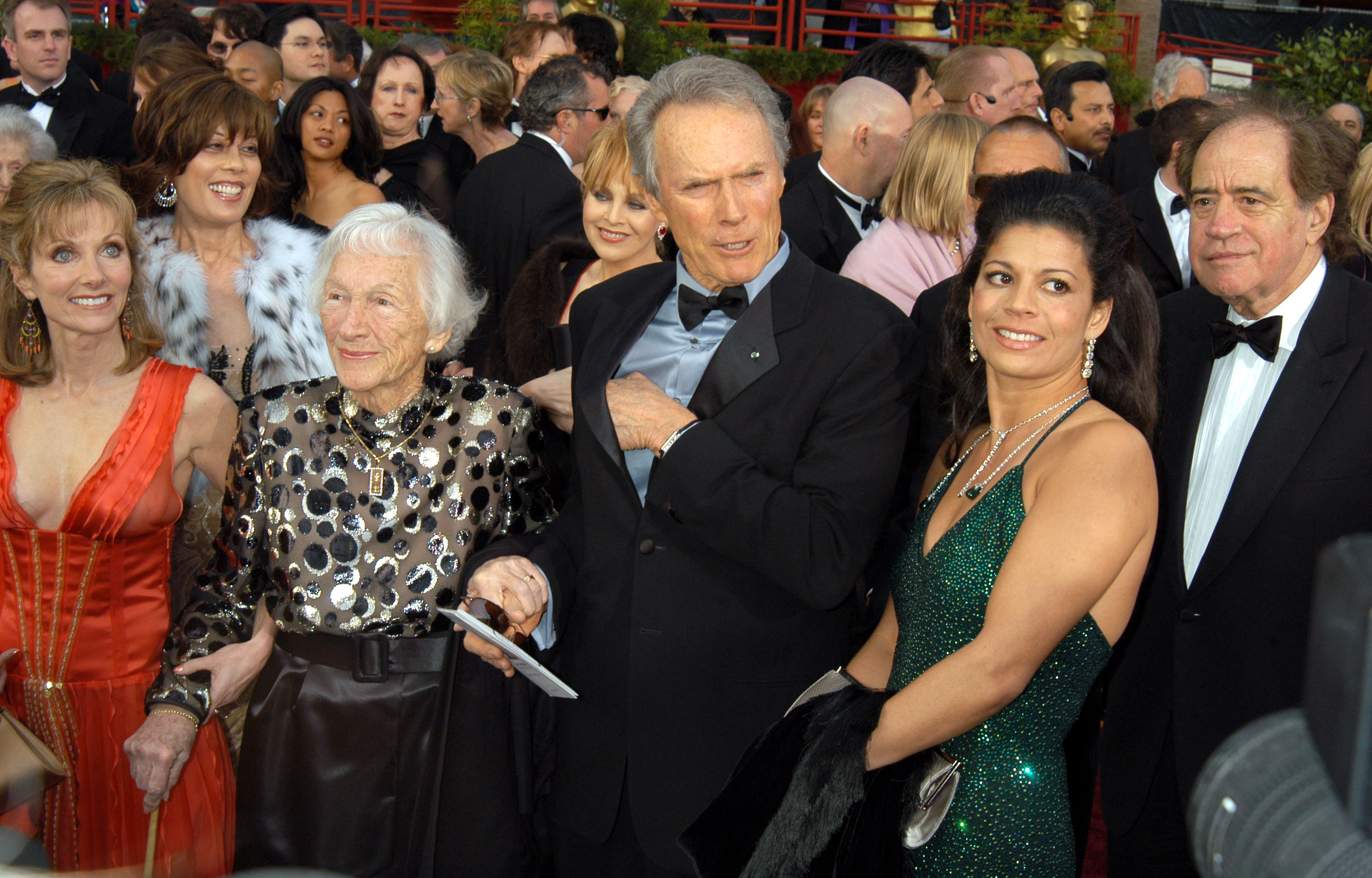 Laurie Murray, la madre de Clint Eastwood, Ruth Wood, Clint Eastwood y Dina Eastwood en la 76ª edición de los Premios de la Academia, el 29 de febrero de 2004, en Hollywood, California. | Fuente: Getty Images