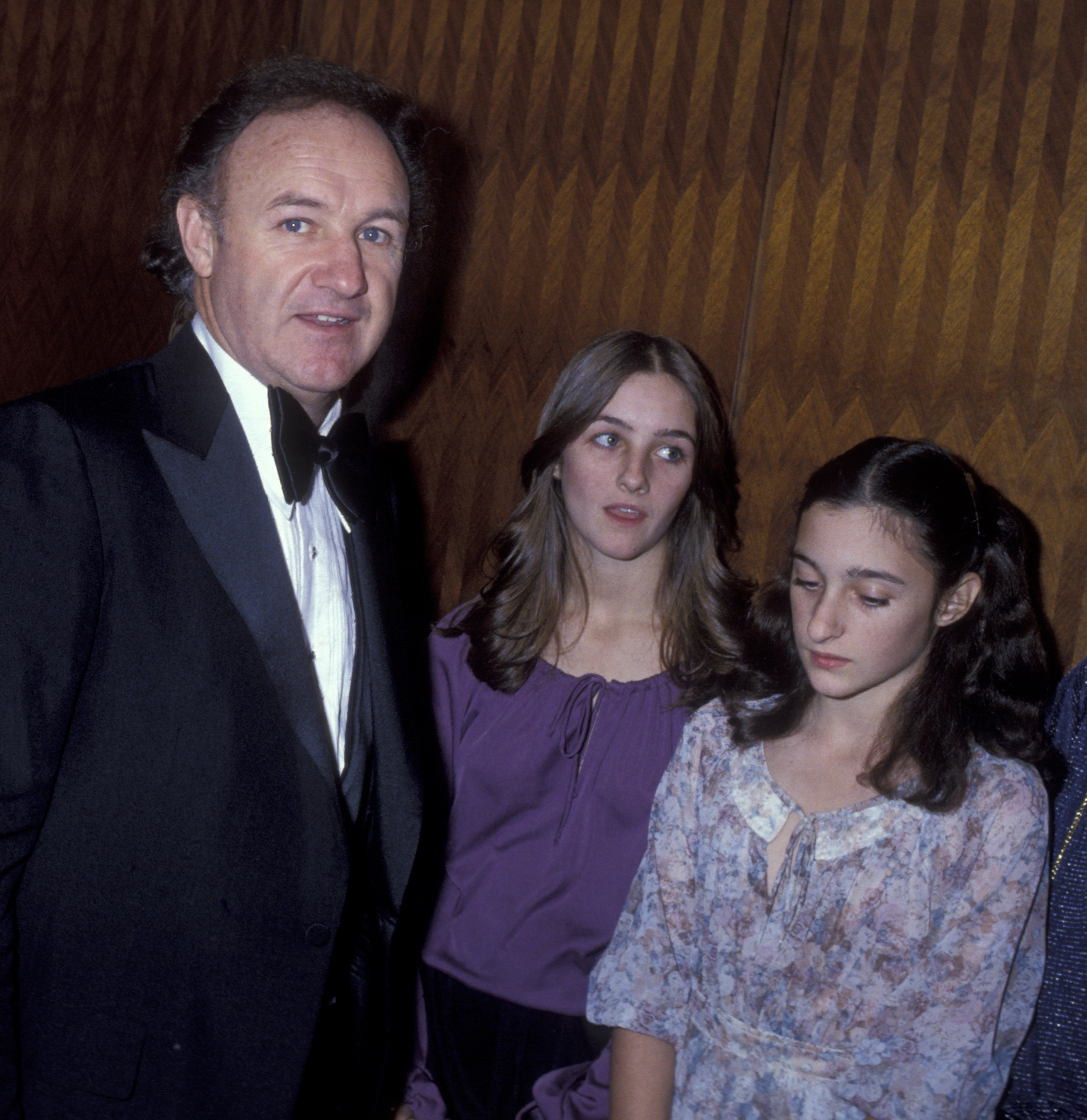 Gene Hackman con sus hijas, Elizabeth y Leslie Hackman, en la proyección de "Superman" el 10 de diciembre de 1978 en el Kennedy Center en Washington, D.C. | Fuente: Getty Images