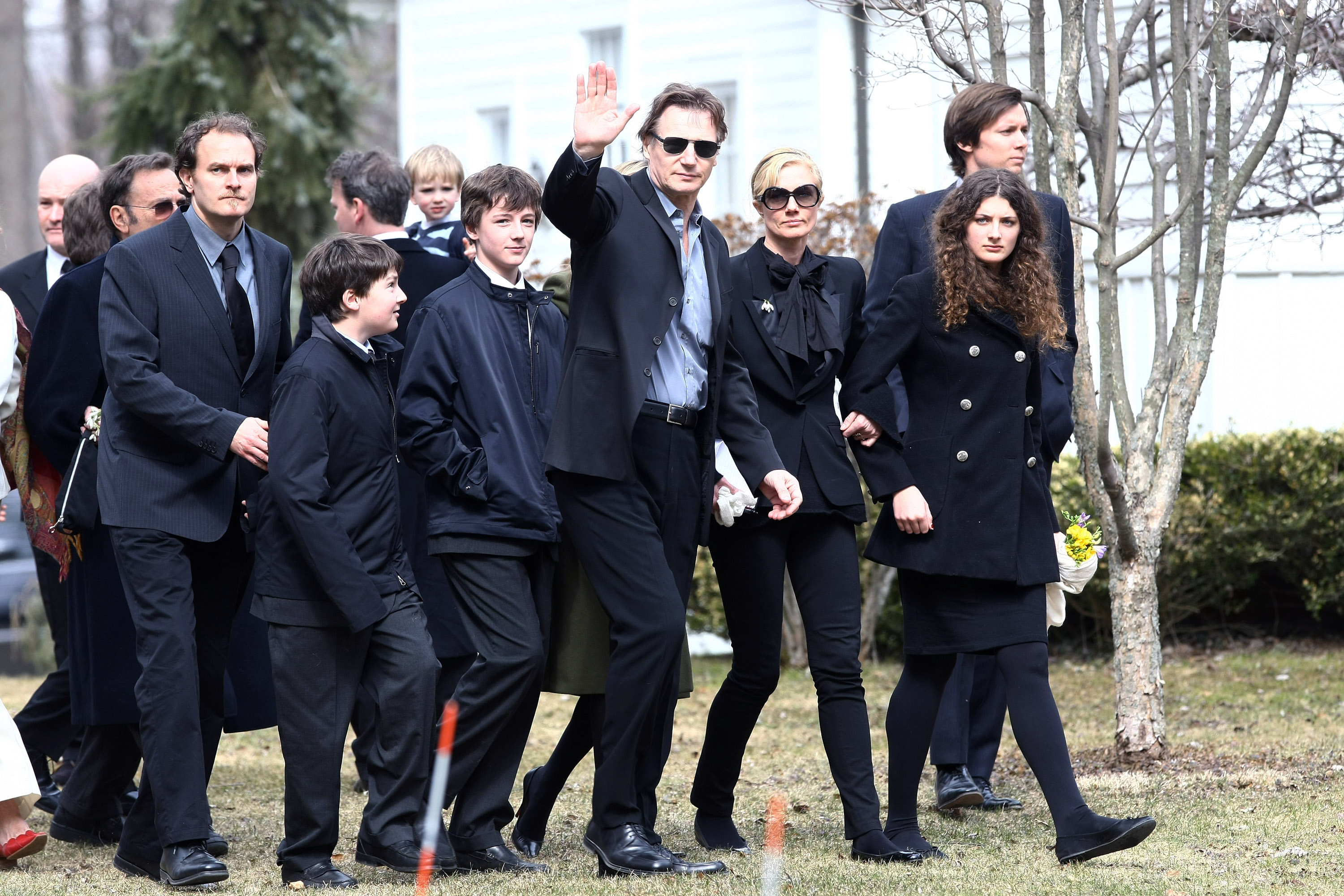 Liam Neeson con sus hijos Micheal y Daniel y el resto de su familia en el funeral de Natasha Richardson en Nueva York en 2009 | Foto: Getty Images