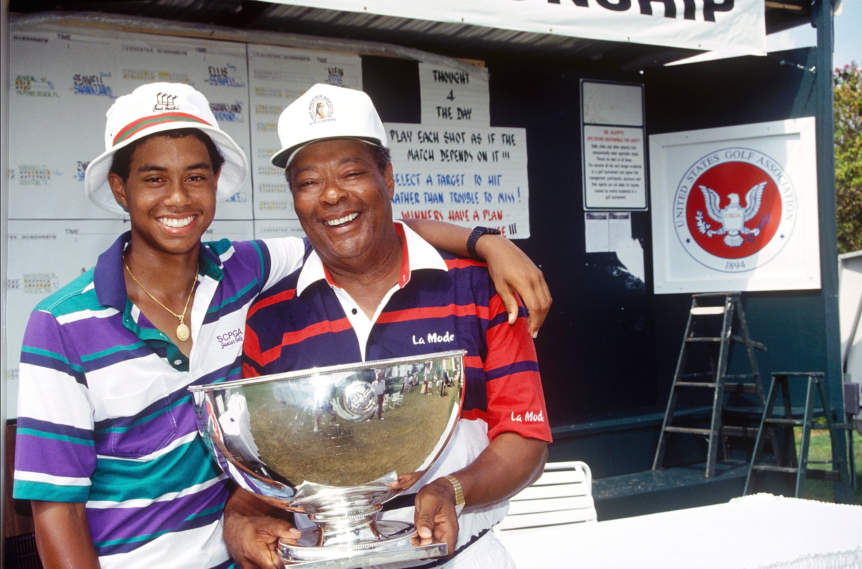 Tiger Woods y su padre, Earl, celebran la victoria de Tiger en el USGA Junior Amateur Championships de 1991 en Orlando, Florida, el 28 de julio de 1991 | Fuente: Getty Images