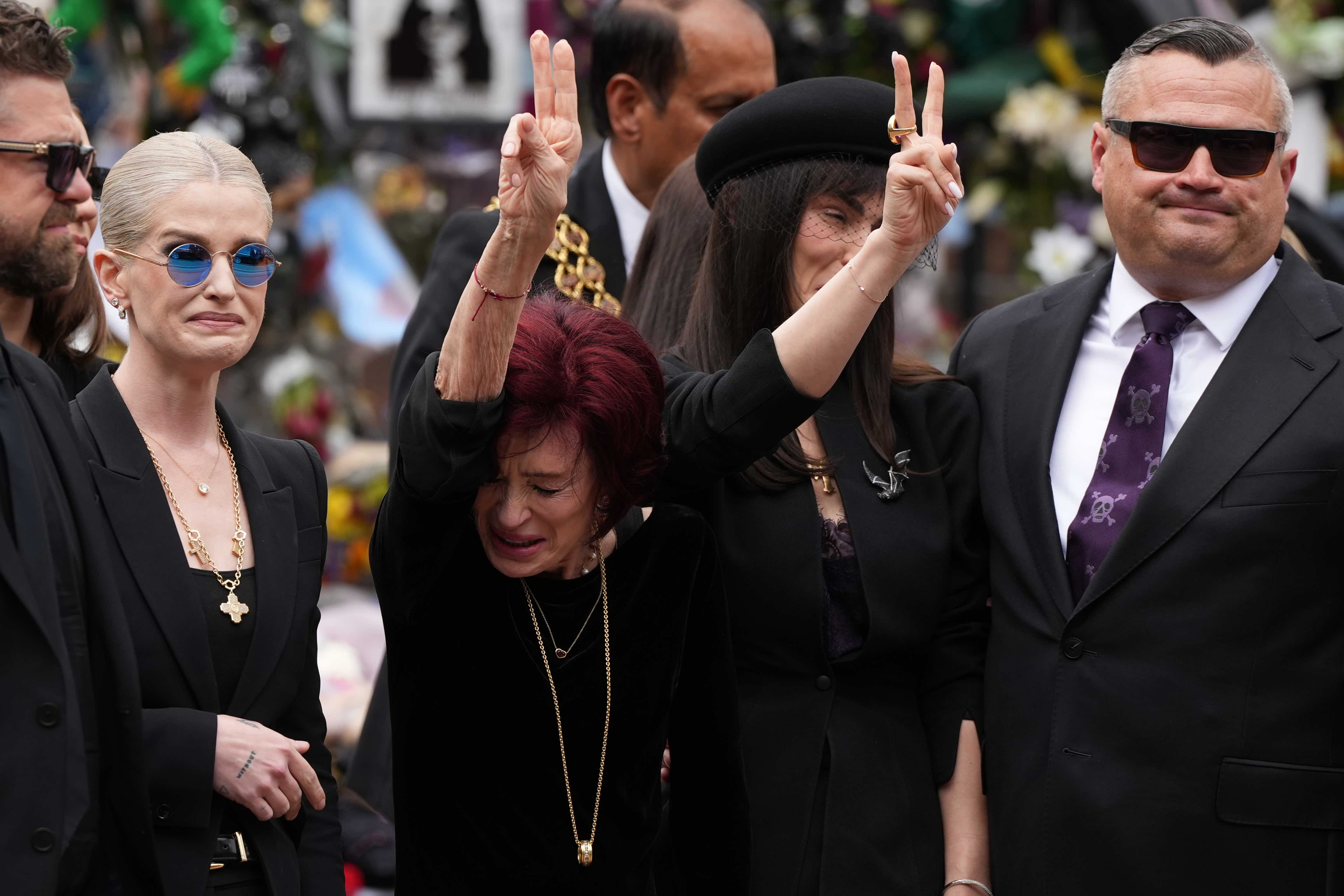 La familia Osbourne dando las gracias a la multitud que se congregó en la ceremonia fúnebre de Ozzy Osbourne el 30 de julio de 2025 en Birmingham, Inglaterra. | Fuente: Getty Images