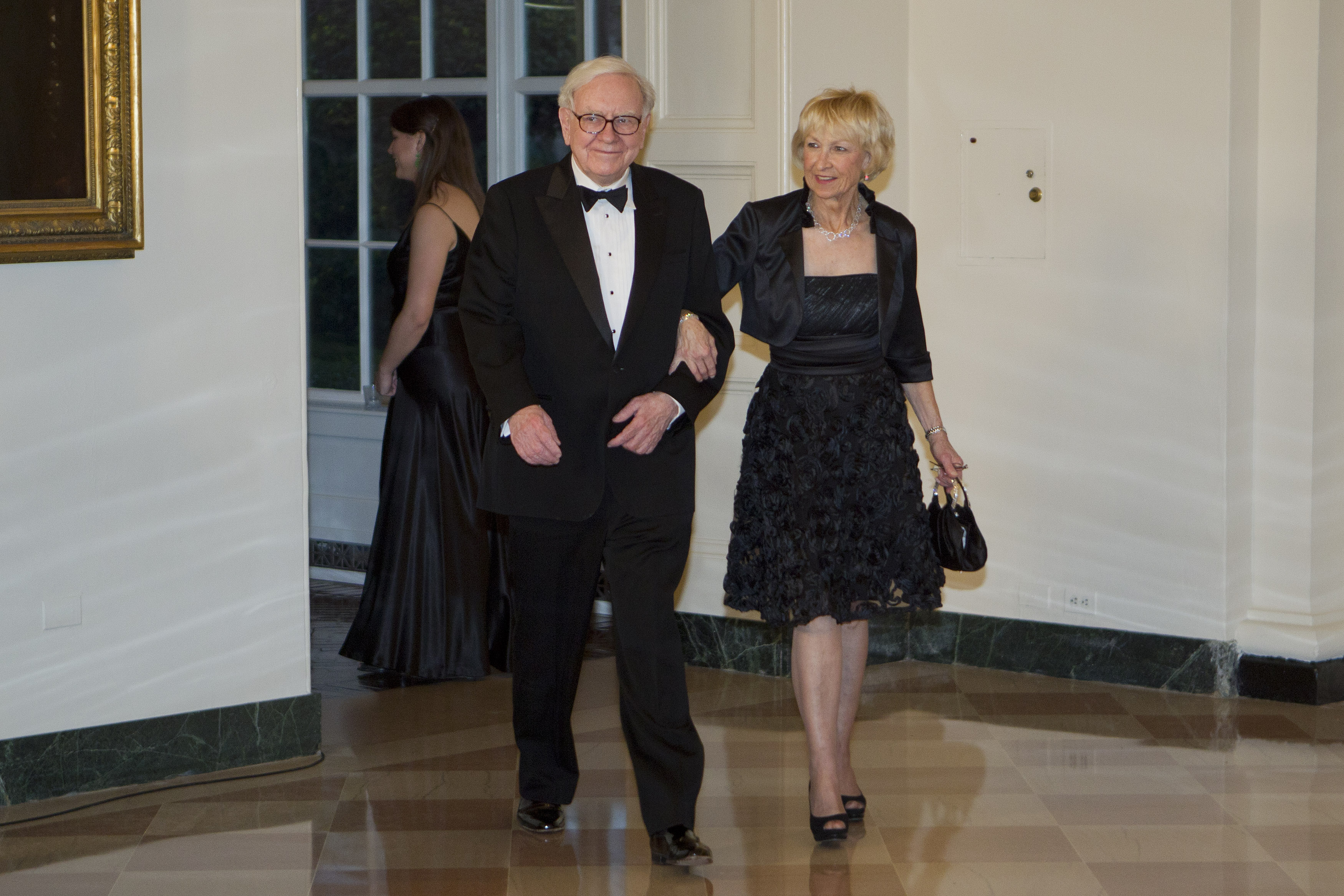 Warren y Astrid Buffett llegan a una cena de estado en la Casa Blanca en Washington, D.C., el 14 de marzo de 2012. | Fuente: Getty Images