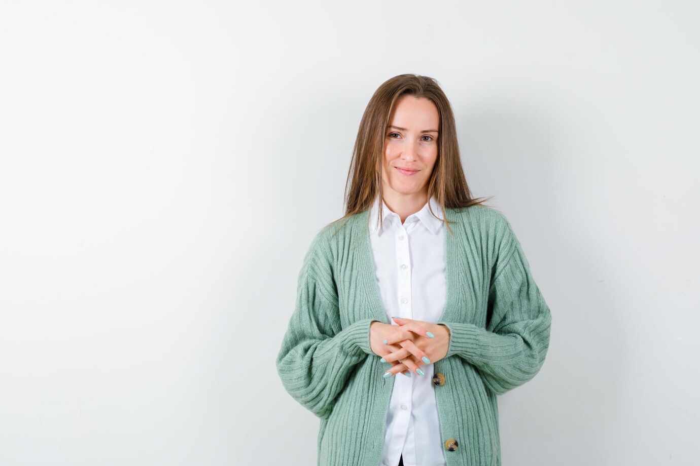 Una mujer sonriendo amablemente | Fuente: Freepik