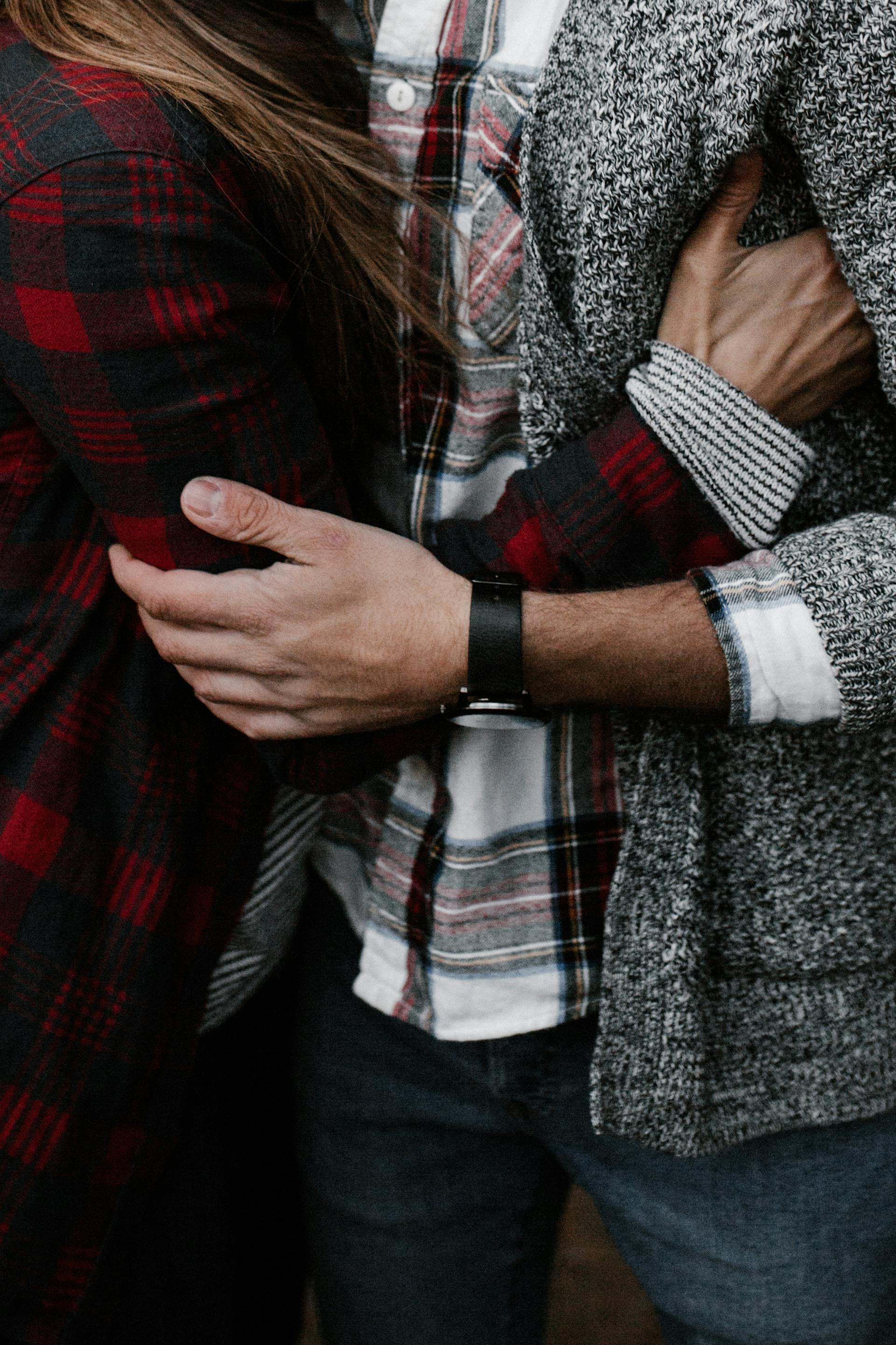 Primer plano de una pareja abrazándose | Fuente: Pexels