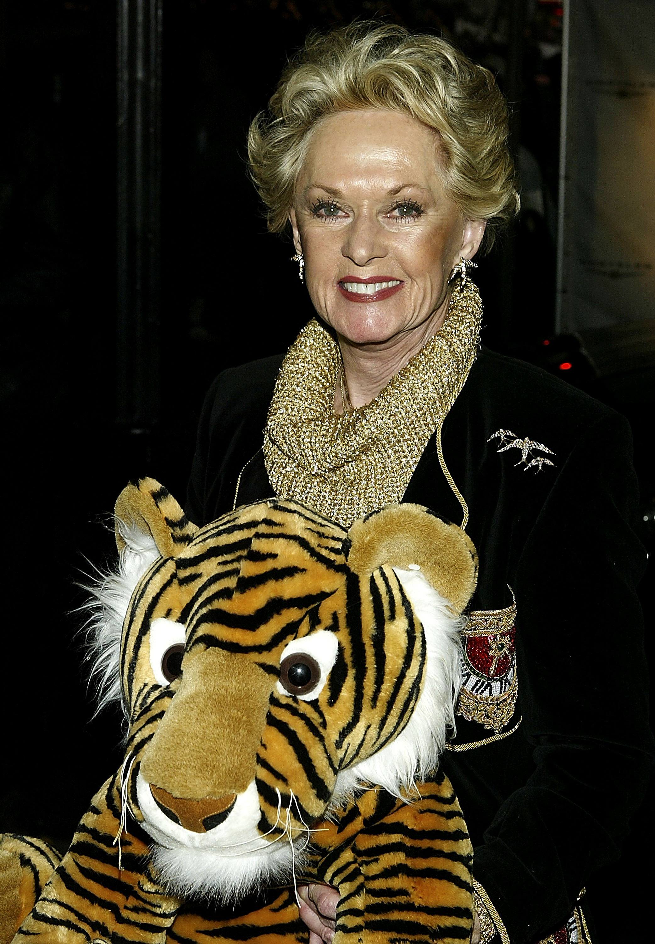 Tippi Hedren posa para una foto antes del comienzo del 72º Desfile Anual de Navidad de Hollywood en Los Ángeles, California, el 30 de noviembre de 2003. | Fuente: Getty Images