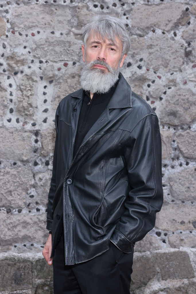 Miguel Pizarro asistiendo al photocall de la serie de terror "Reliquias Oscuras" de TelevisaUnivision en el Convento San Joaquín. | Foto: Getty Images